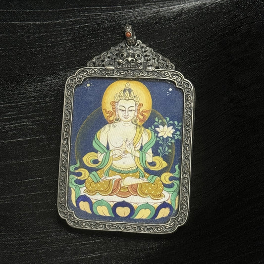  The Tibet Coarse Mahasthamaprapta Thangka pendant displayed as a sacred amulet for wisdom and success, embodying Tibetan Buddhist tradition.
