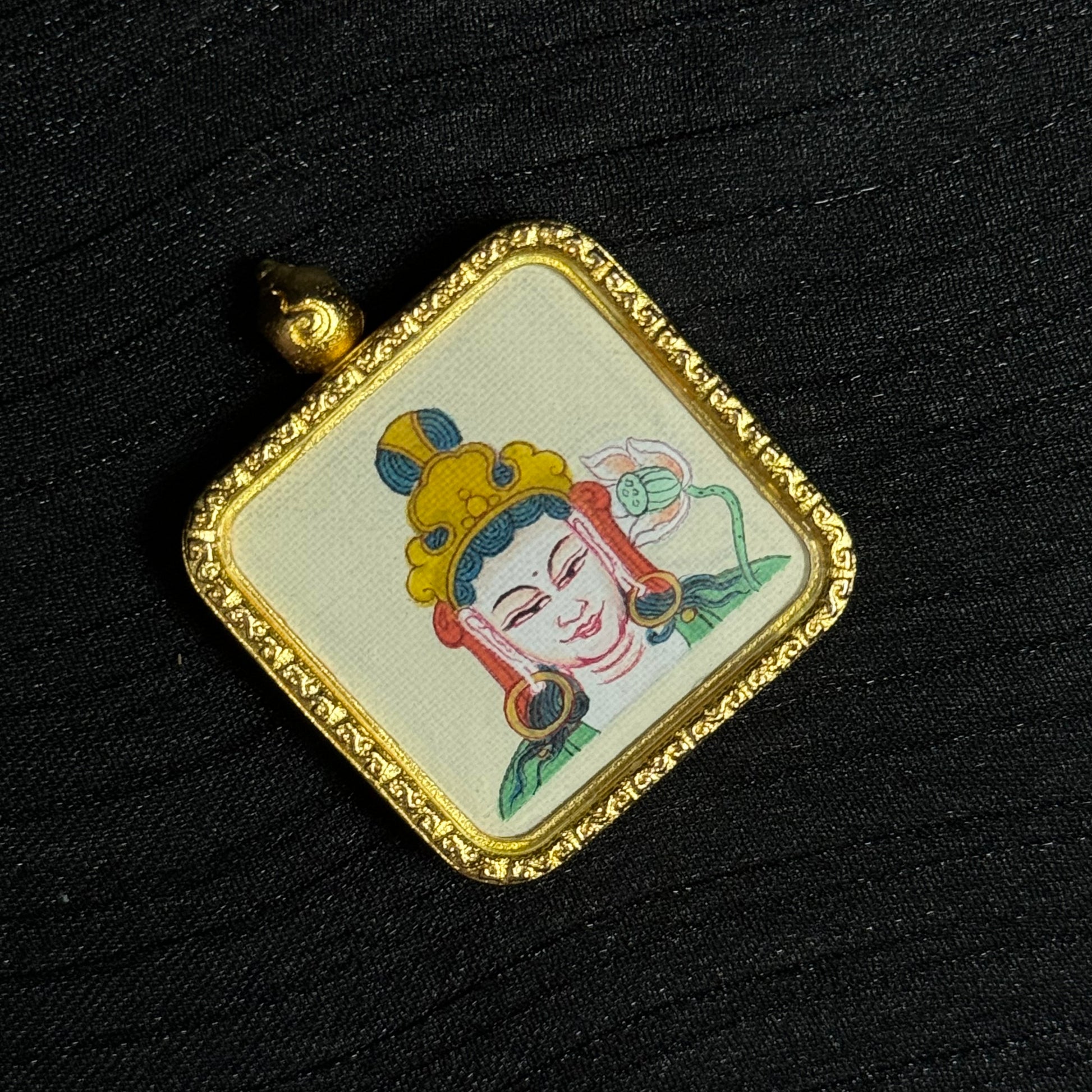 Detailed view of the 925 silver casing for the Mahasthamaprapta Thangka pendant, symbolising protection and tradition in Buddhist practice.

