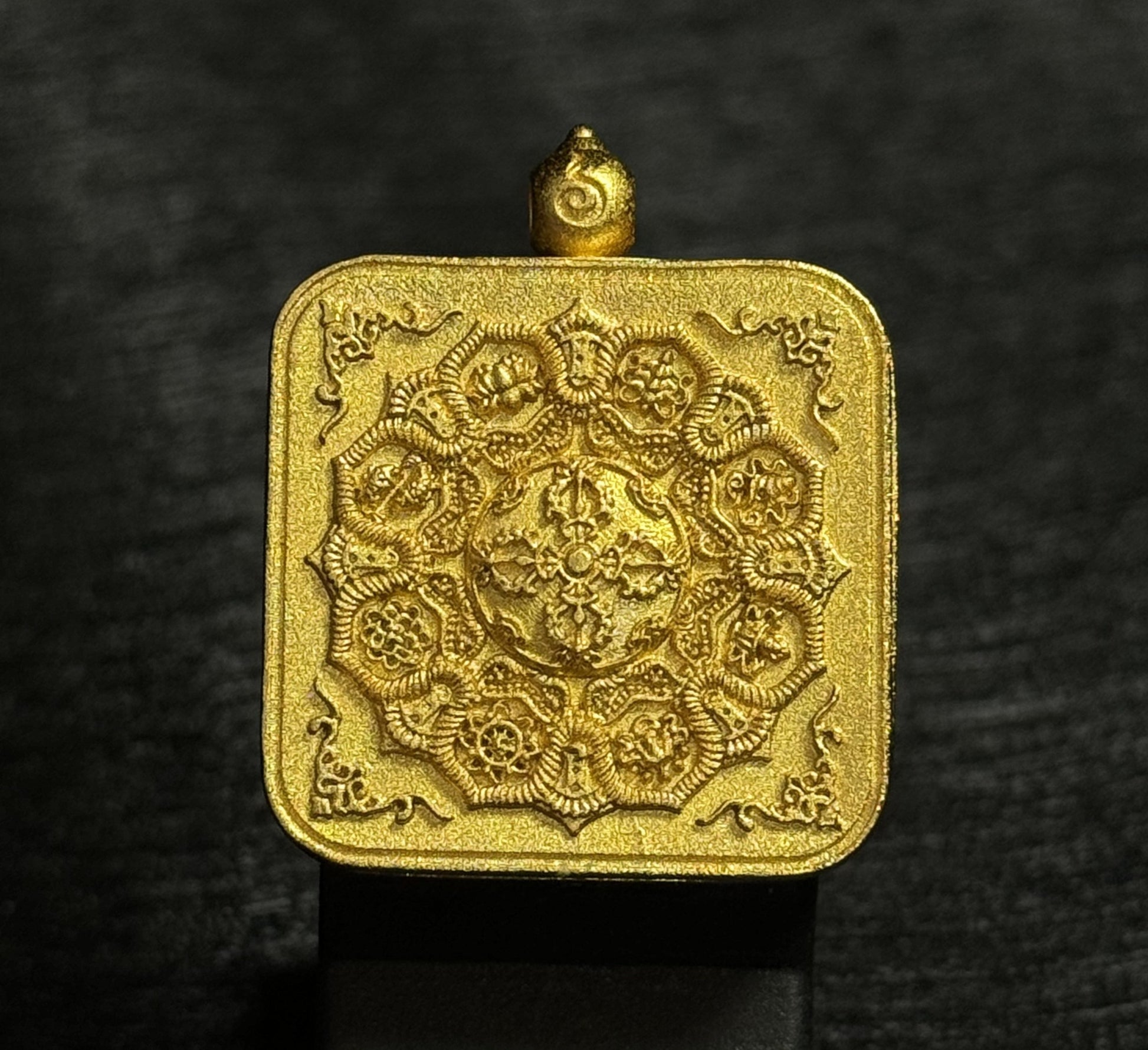  The Tibet Mahasthamaprapta Thangka pendant displayed as a sacred amulet for light, wisdom and success, embodying Buddhist tradition.
