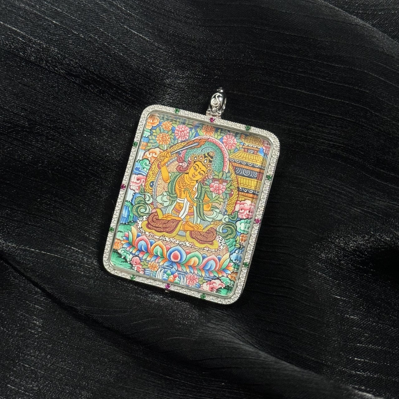  Detailed view of the 925 silver casing for the Manjushri Thangka pendant, symbolising protection and elegance in Tibetan Buddhist tradition.
