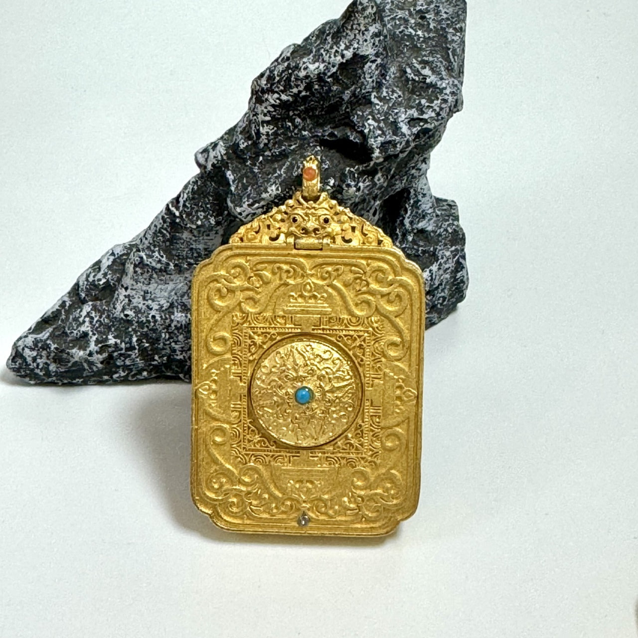  Detailed view of the copper casing for the Manjushri Nepal Black Gold Thangka pendant, symbolizing protection and elegance in Tibetan Buddhist tradition.
