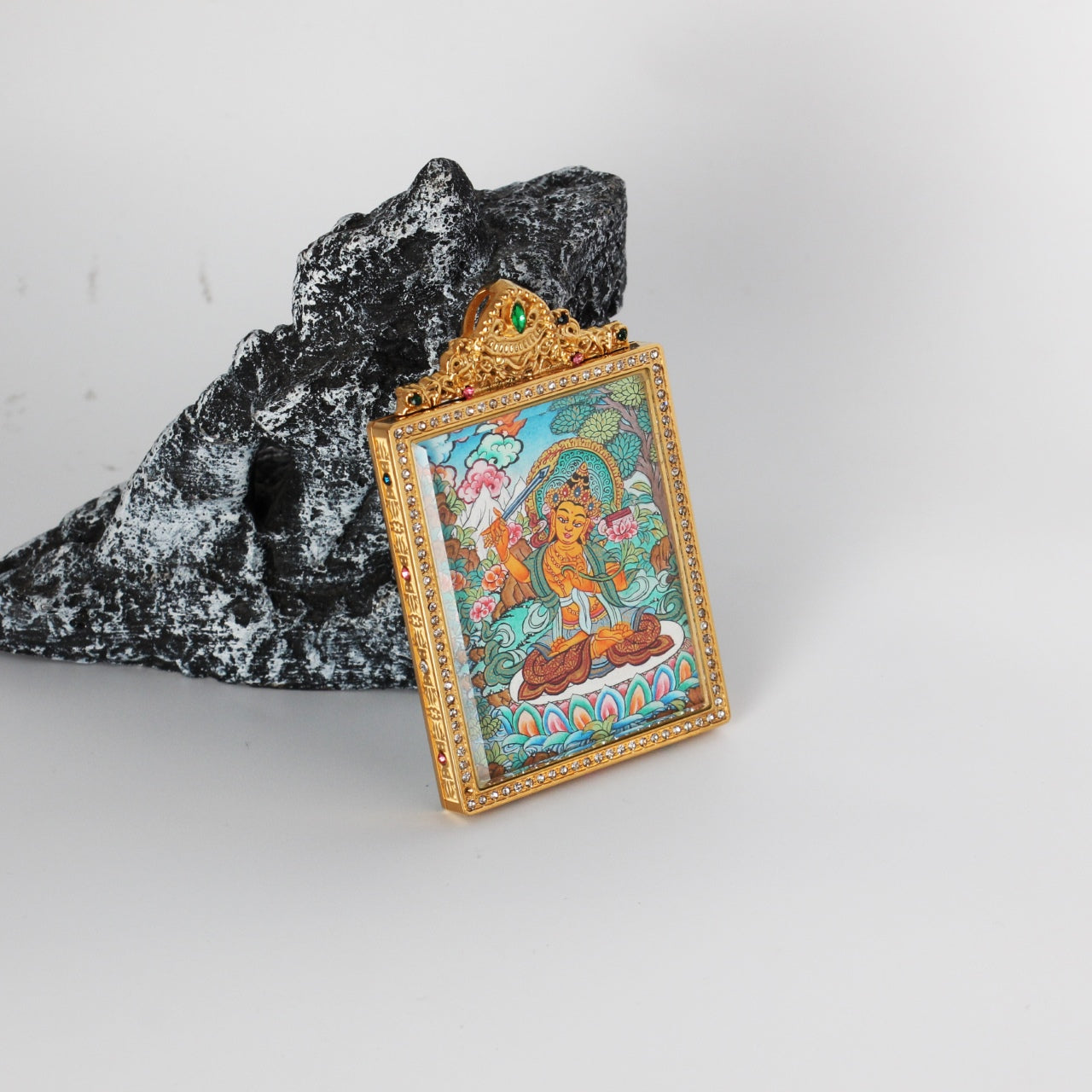  Detailed view of the titanium steel casing for the Manjushri Thangka pendant, symbolizing protection and elegance in Tibetan Buddhist tradition.

