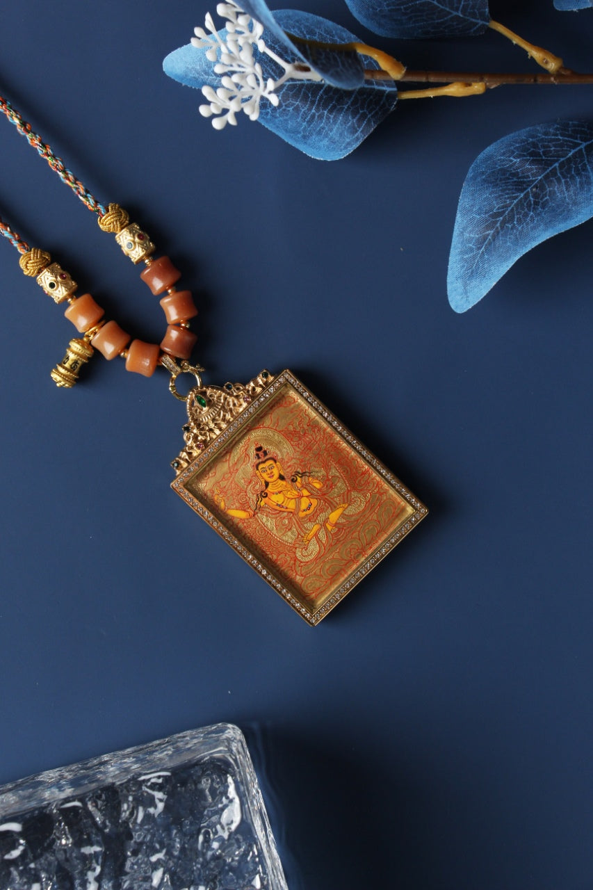  Detailed view of the titanium steel casing for the Manjushri Thangka pendant, symbolizing protection and elegance in Tibetan Buddhist tradition.
