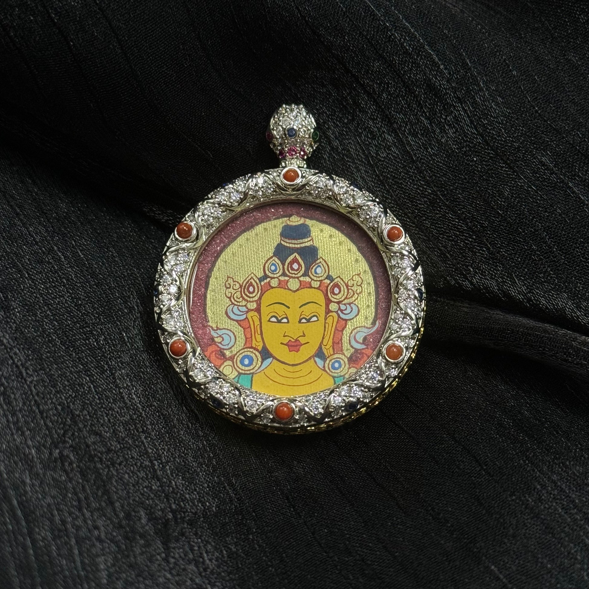  The Rekong Red-Gold Manjushri Buddha Head Thangka pendant displayed as a sacred amulet for wisdom and blessing, embodying Buddhist tradition.

