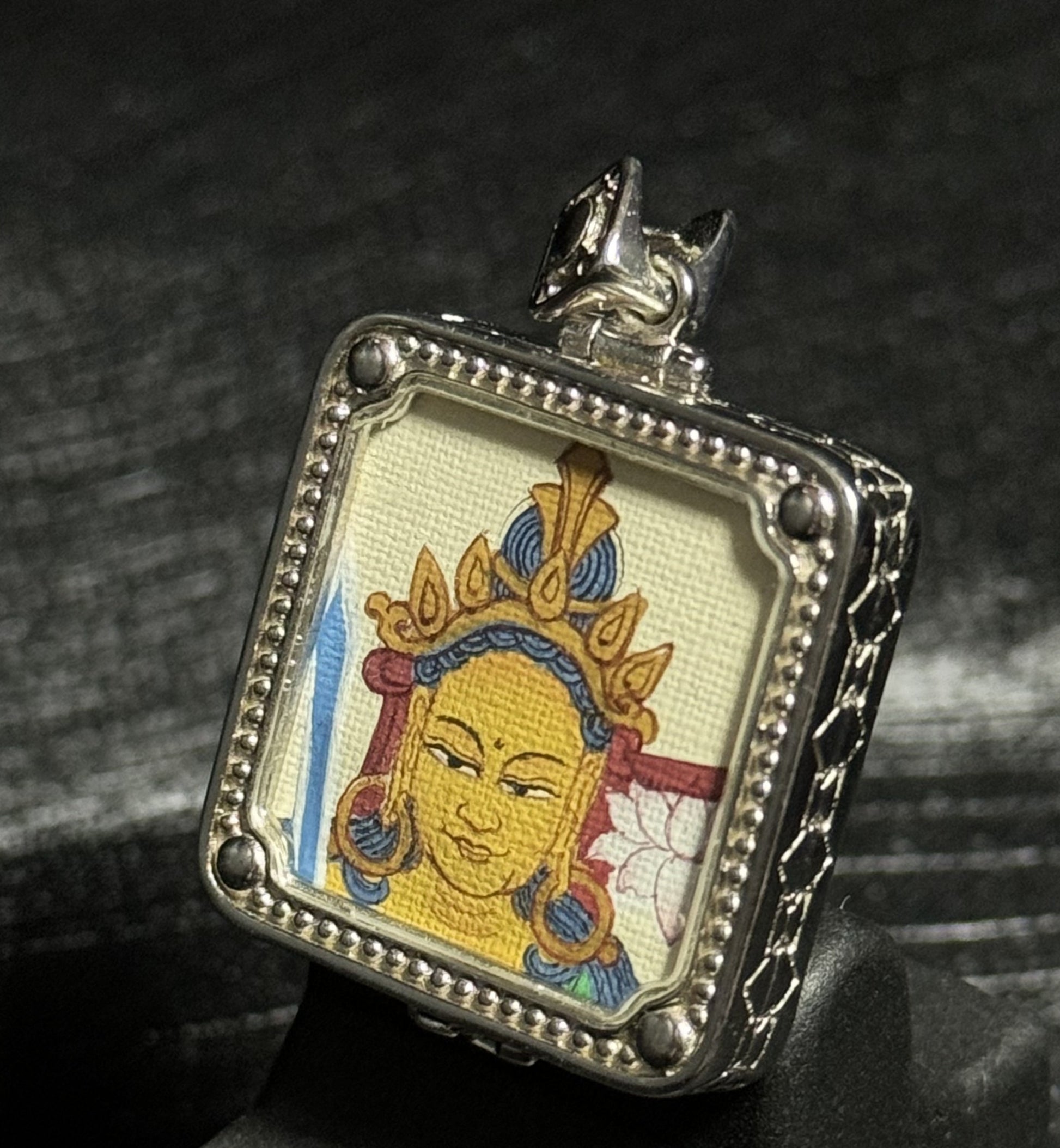  Detailed view of the 925 silver casing for the Manjushri Thangka pendant, symbolising protection and tradition in Buddhist practice.

