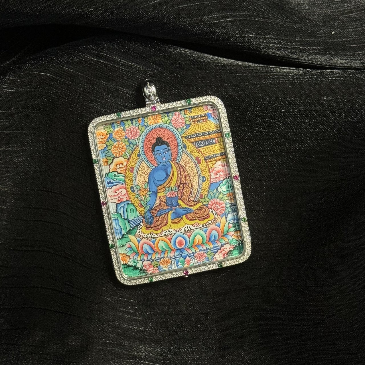  Detailed view of the protective casing with dual-sided card holder for the Medicine Buddha Thangka pendant, symbolising protection and versatility in Buddhist tradition.
