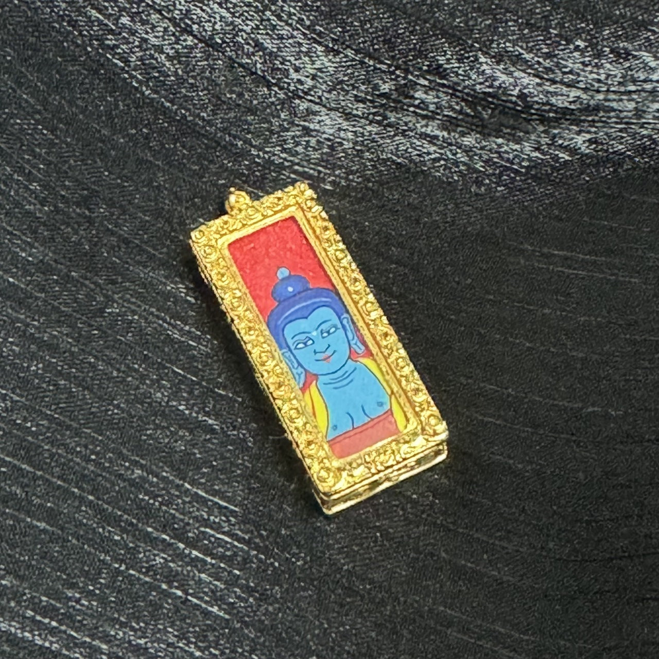  Hand-painted Rebgong Buddha Head Medicine Buddha Thangka pendant featuring the Buddha of Healing, encased in copper, representing healing and longevity in Tibetan Buddhist tradition.
