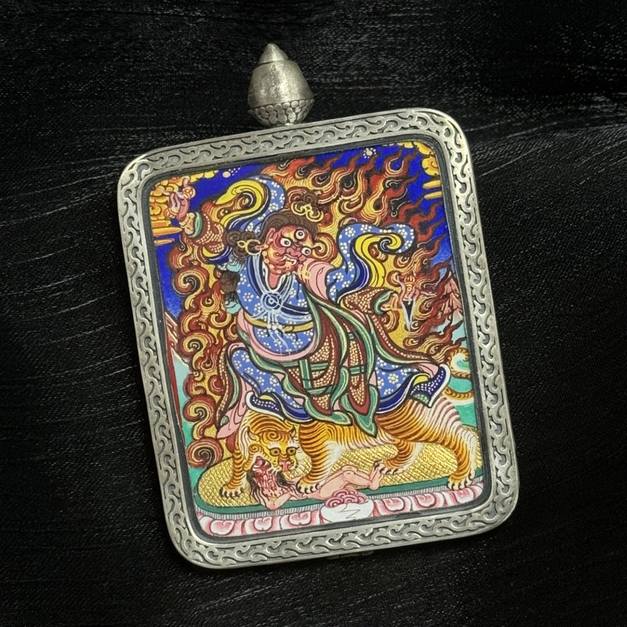  The Rebgong Padmasambhava wrathful Thangka pendant displayed as a sacred amulet for wisdom and protection, embodying Tibetan Buddhist tradition.
