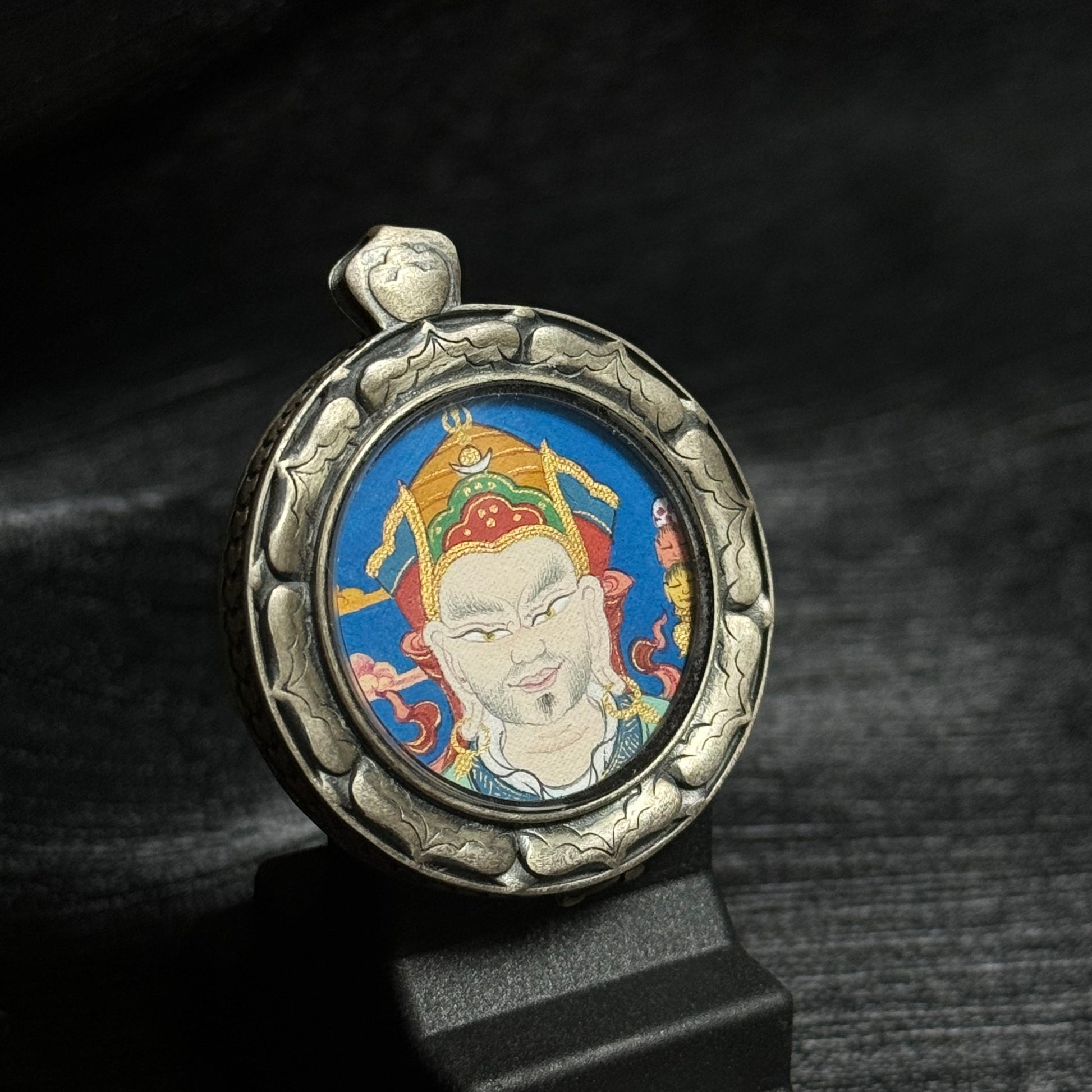  Detailed view of the 925 silver casing for the Padmasambhava Thangka pendant, symbolising protection and tradition in Buddhist practice.

