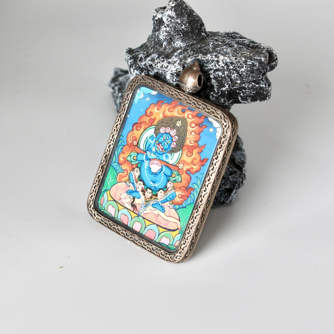  Detailed view of the Dunhuang Nine-Colour Deer silver casing for the Panjarnata Mahakala Rebgong Thangka pendant, symbolizing protection and elegance in Tibetan Buddhist tradition.
