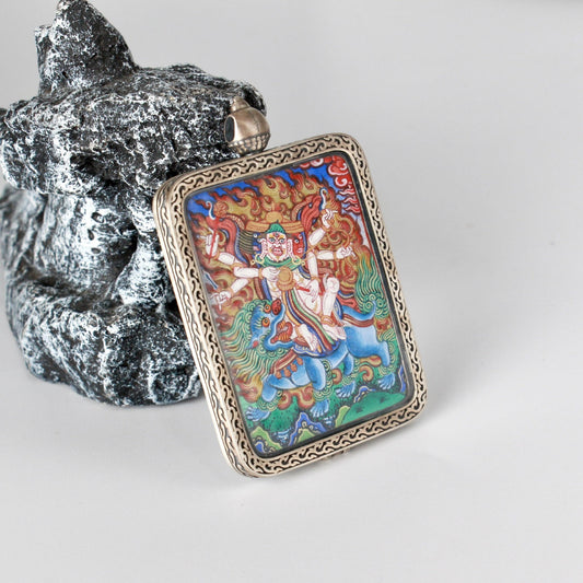 Detailed view of the Dunhuang Nine-Colour Deer silver casing for the Pehar Rebgong Thangka pendant, symbolizing protection and elegance in Tibetan Buddhist tradition.

