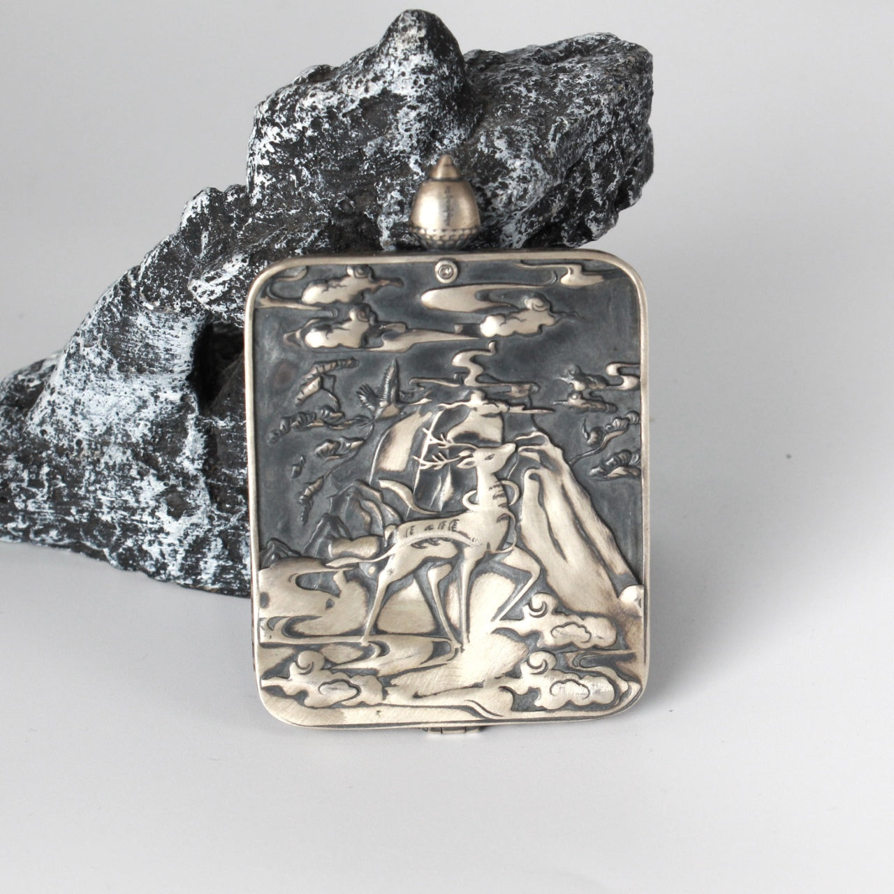  Detailed view of the Dunhuang Nine-Colour Deer silver casing for the Pehar Rebgong Thangka pendant, symbolizing protection and elegance in Tibetan Buddhist tradition.

