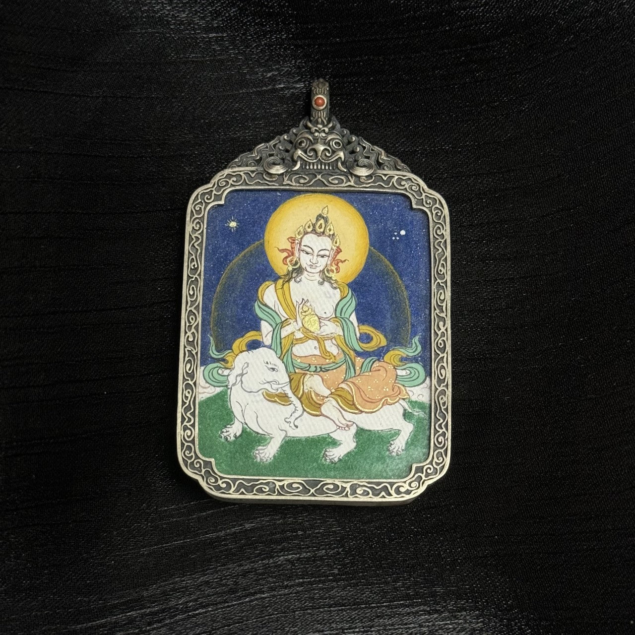  A 3.5x4.5cm hand-painted Bold-style Samantabhadra Bodhisattva Thangka pendant featuring the Bodhisattva of Universal Practice, encased in silver-tone metal, symbolising virtue and truth in Tibetan Buddhist tradition.

