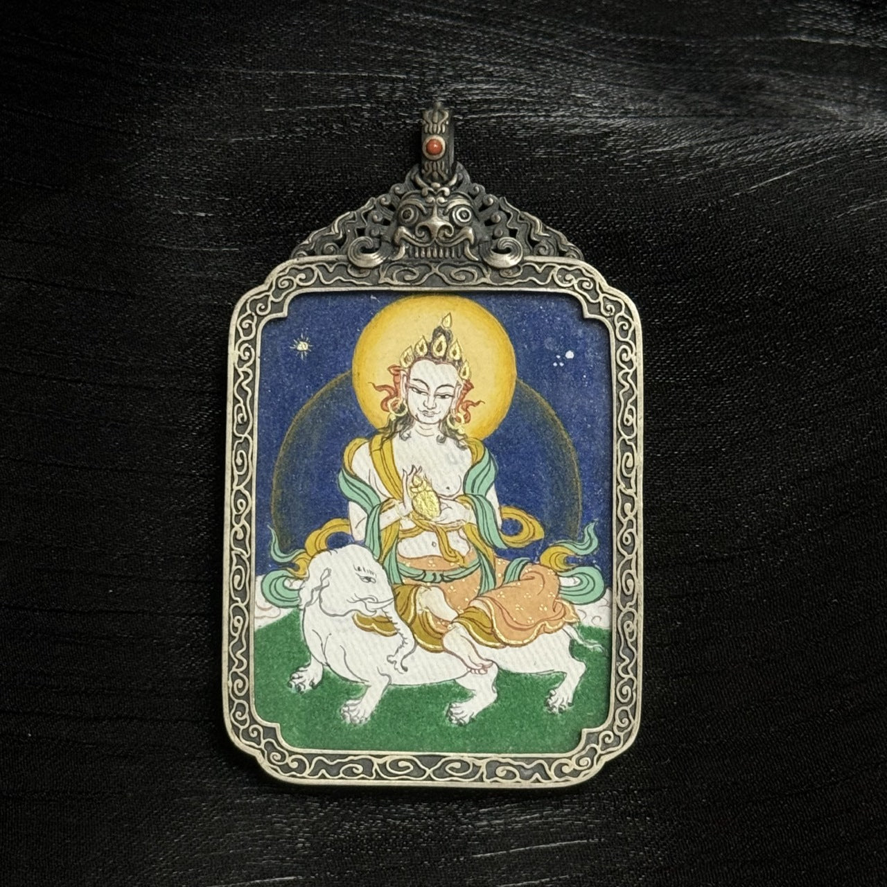  The Bold Samantabhadra Thangka pendant displayed as a sacred amulet for virtue and practice, embodying the great vows of Tibetan Buddhist tradition.
