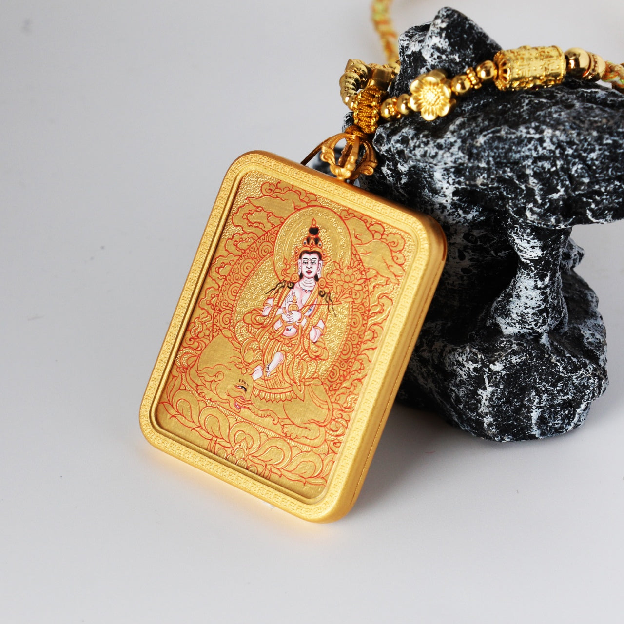  A 4x5cm hand-painted Karma Kagyu Samantabhadra Bodhisattva Thangka pendant featuring the Bodhisattva of Universal Virtue, encased in titanium steel, representing virtue in Tibetan Buddhist tradition.
