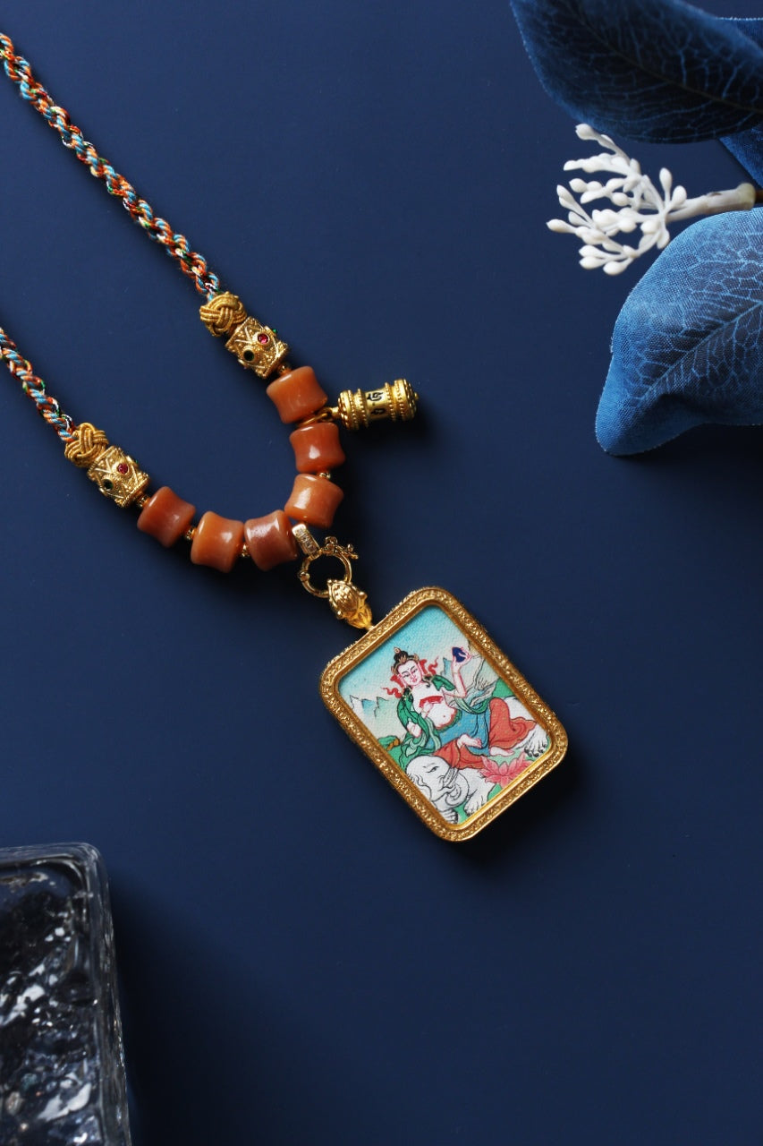  Detailed view of the titanium steel casing for the Samantabhadra Thangka pendant, symbolizing protection and elegance in Tibetan Buddhist tradition.
