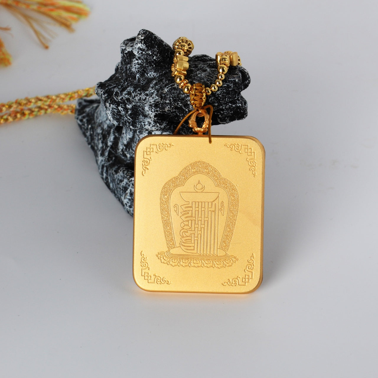  Detailed view of the titanium steel casing for the Samantabhadra Thangka pendant, symbolizing protection and elegance in Tibetan Buddhist tradition.
