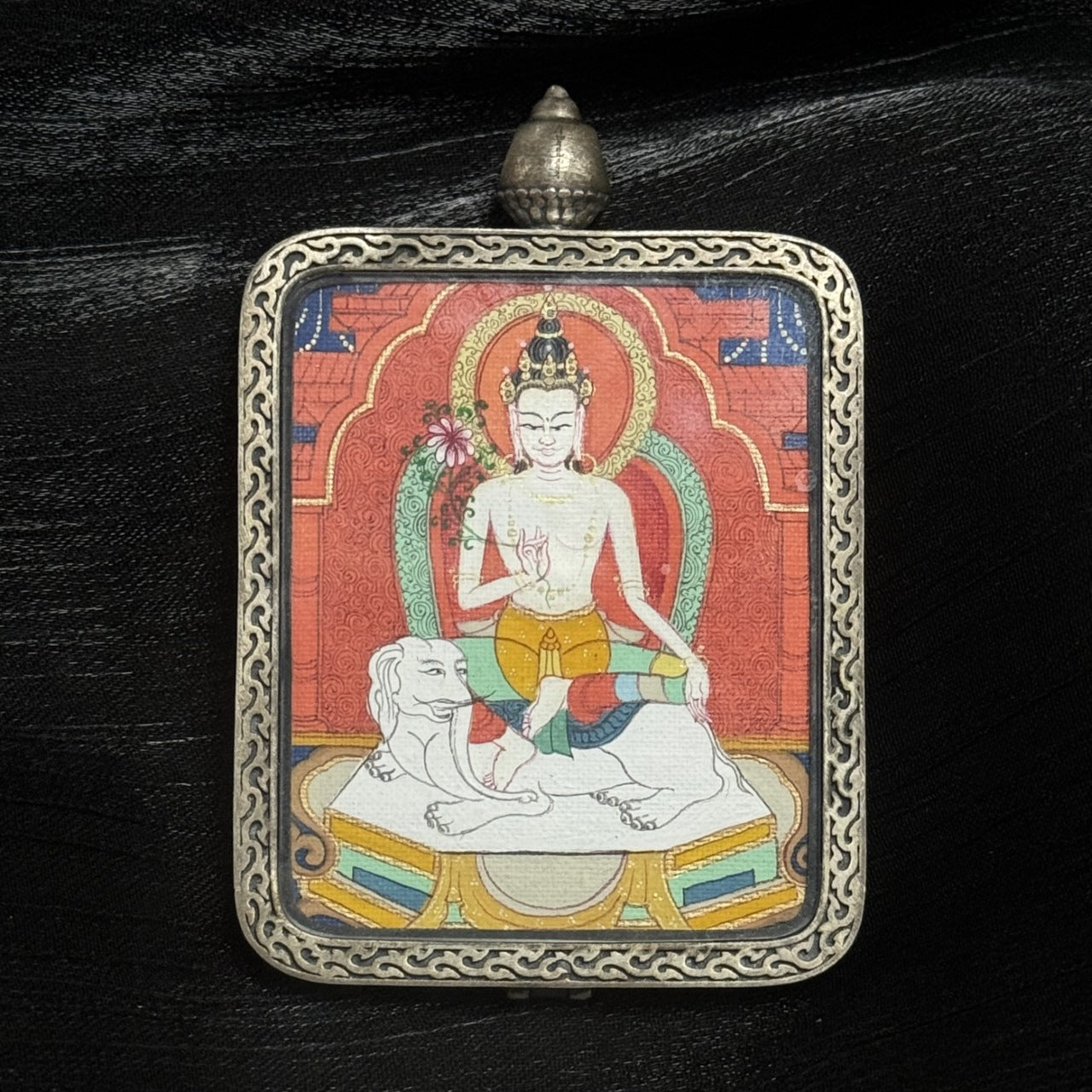  Detailed view of the 925 silver Dunhuang Nine-Colour Deer casing for the Samantabhadra Thangka pendant, symbolising protection and elegance in Tibetan Buddhist tradition.