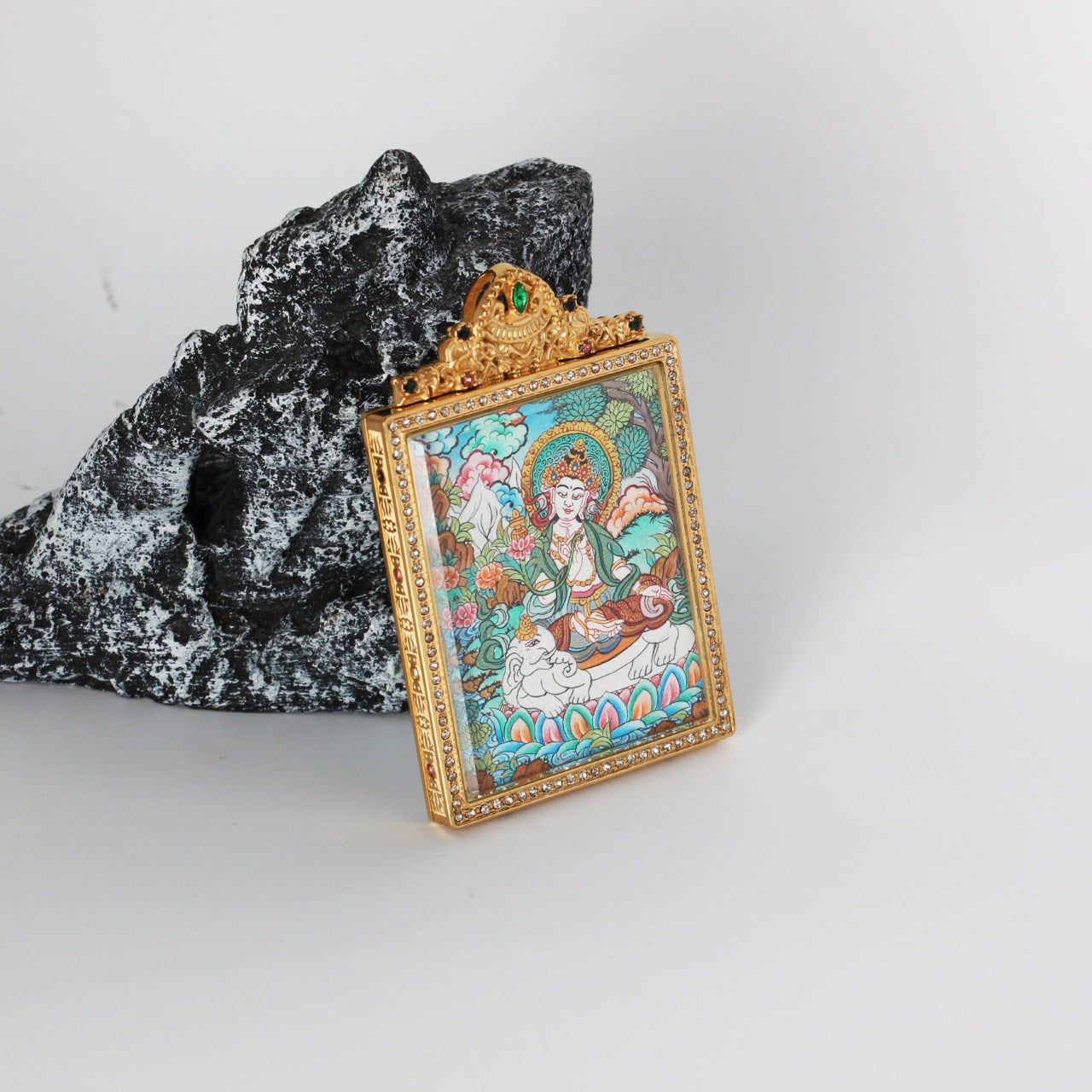  Detailed view of the titanium steel casing for the Samantabhadra Thangka pendant, symbolizing protection and elegance in Tibetan Buddhist tradition.
