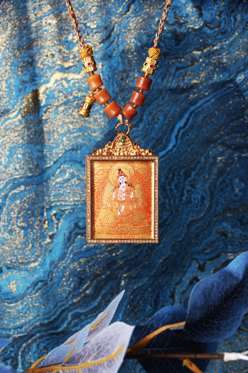 Detailed view of the titanium steel casing for the Samantabhadra Thangka pendant, symbolizing protection and elegance in Tibetan Buddhist tradition.
