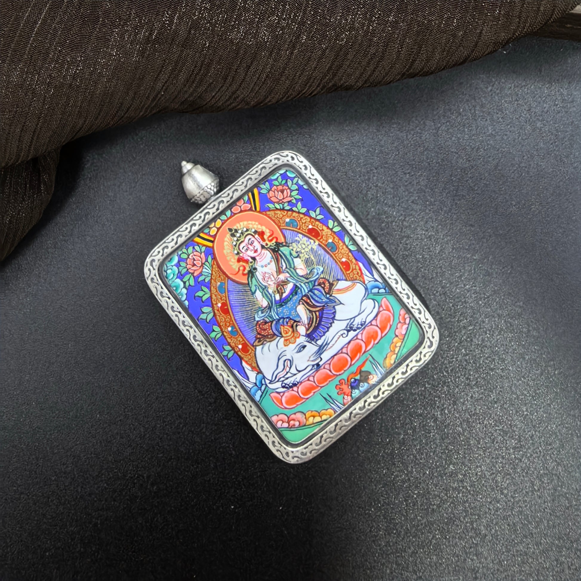  A 3.5x4.5cm hand-painted Rekong Samantabhadra (普贤菩萨) Thangka pendant with 925 silver featuring the Bodhisattva of great conduct and truth, representing virtue and universal good in Buddhist tradition.
