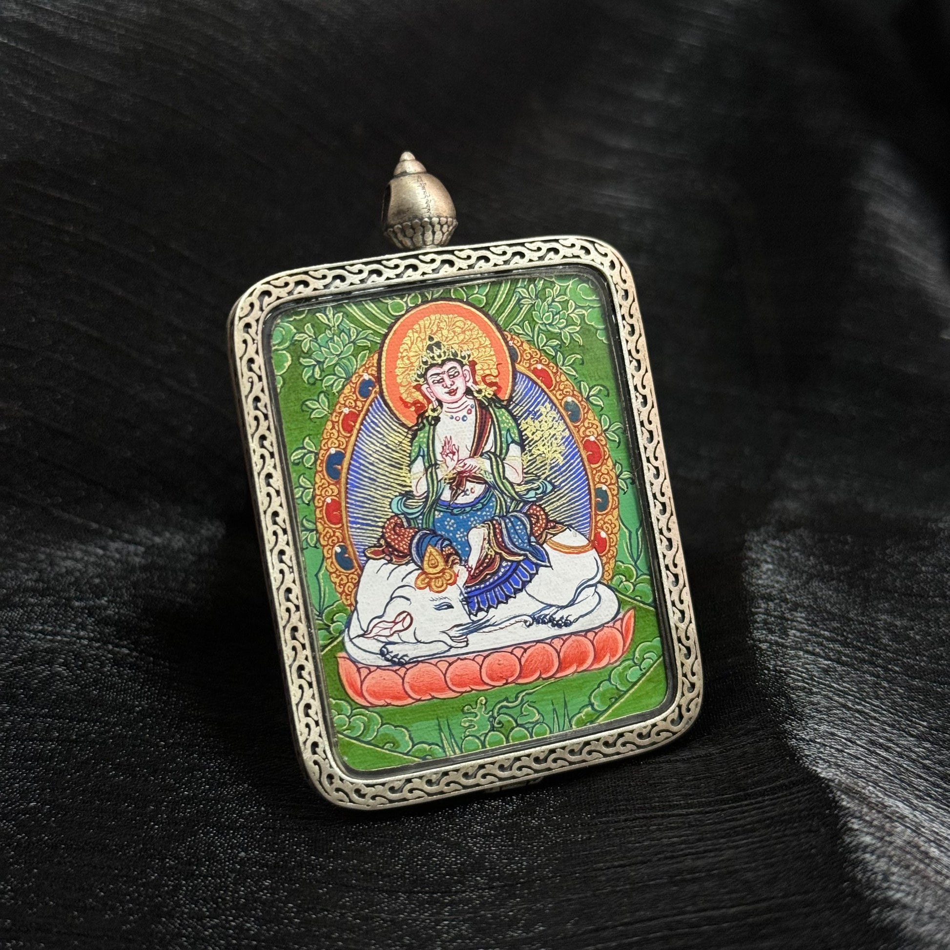  A 3.5x4.5cm hand-painted Rekong Cuiying series Samantabhadra (普贤菩萨) Thangka pendant featuring the Bodhisattva of right conduct and virtue, representing willpower and protection in Buddhist tradition.
