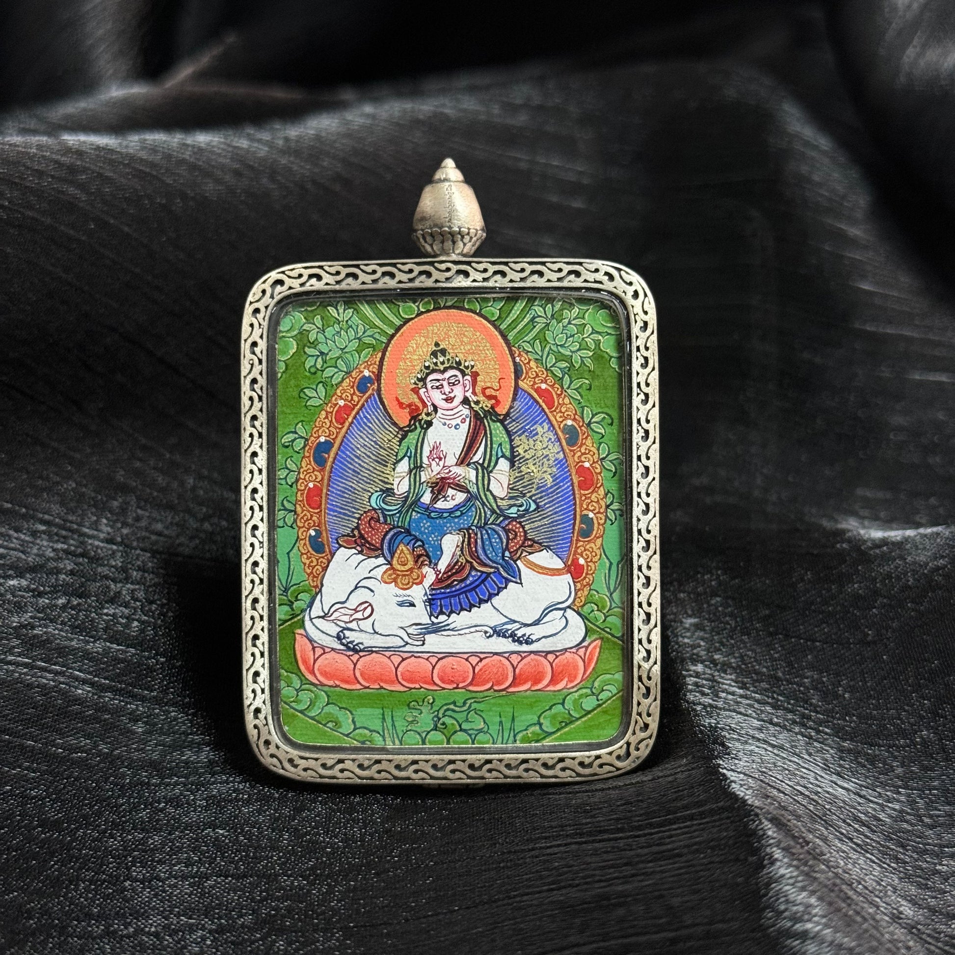  Detailed view of the presentation and casing for the Samantabhadra Cuiying Thangka pendant, symbolising virtue and tradition in Buddhist practice.
