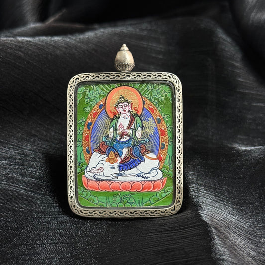  Detailed view of the presentation and casing for the Samantabhadra Cuiying Thangka pendant, symbolising virtue and tradition in Buddhist practice.
