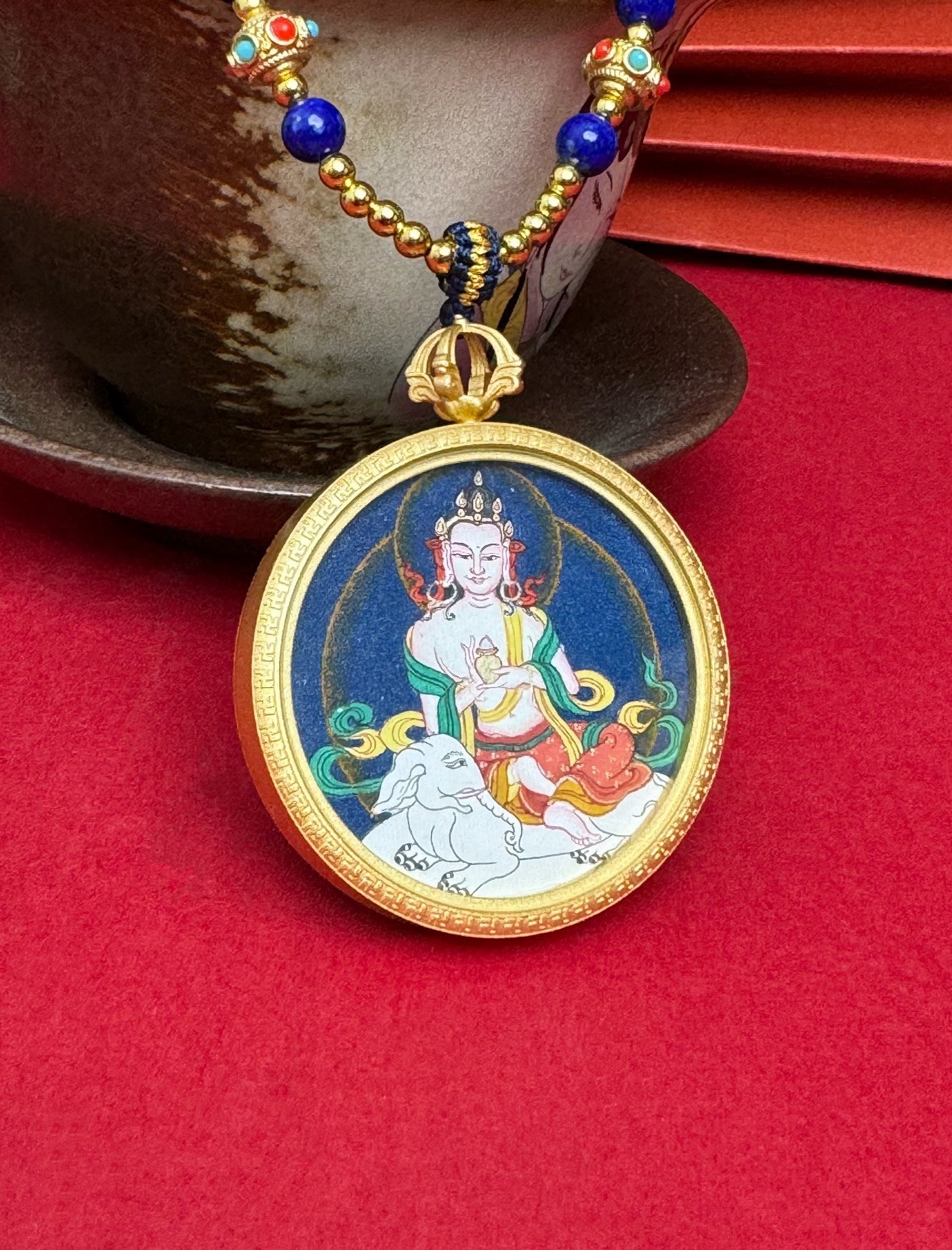  Detailed view of the refined copper casing for the Samantabhadra Thangka pendant, symbolising virtue and tradition in Buddhist practice.
