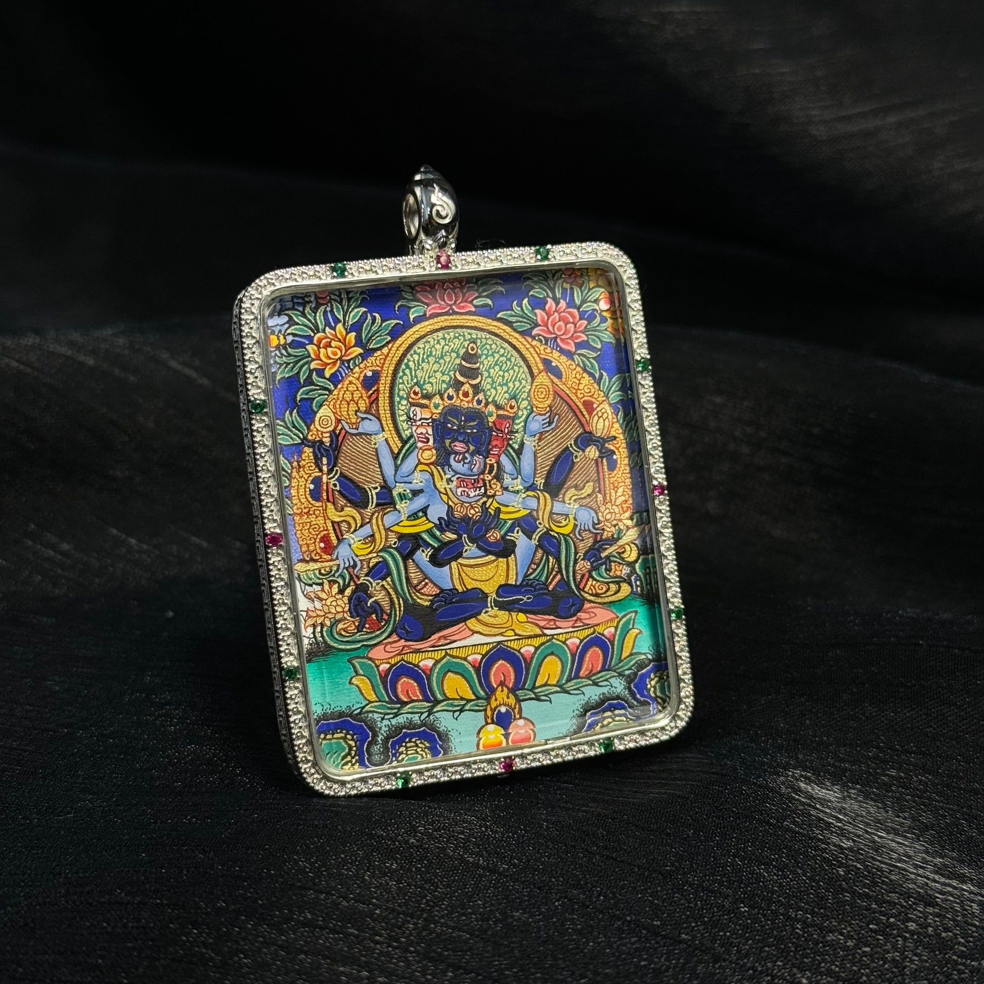  Detailed view of the 925 silver casing for the Samvara Thangka pendant, symbolising protection and tradition.


