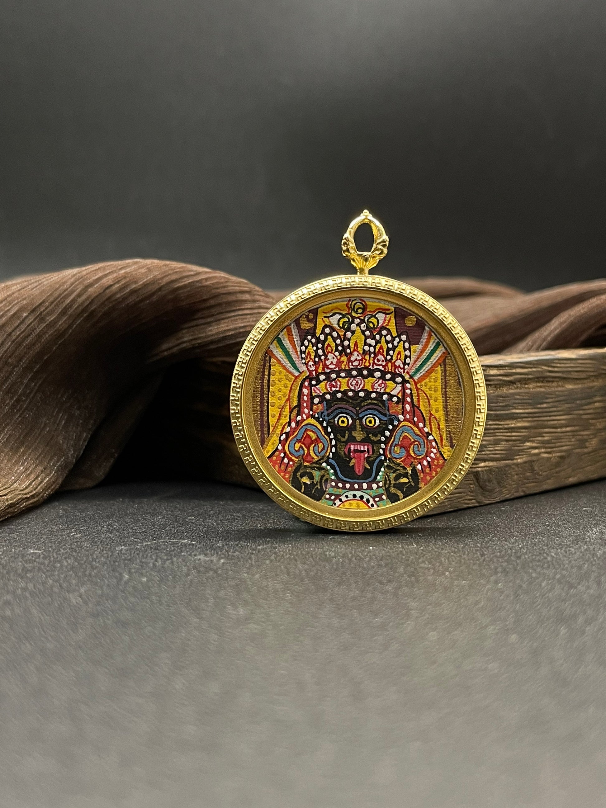 Hand-painted Nepal Shachilama (扎基拉姆) Thangka pendant 3.5cm round with Ten Auspicious Signs titanium casing featuring the female wealth deity, representing wealth and peace in Buddhist tradition.

