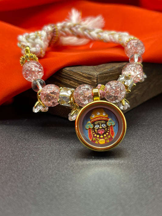  Hand-painted Shachilama (扎基拉姆) Painted Tsa-Tsa with rose quartz bracelet featuring the female wealth deity, representing swift wealth and the fulfilment of wishes in Buddhist tradition.

