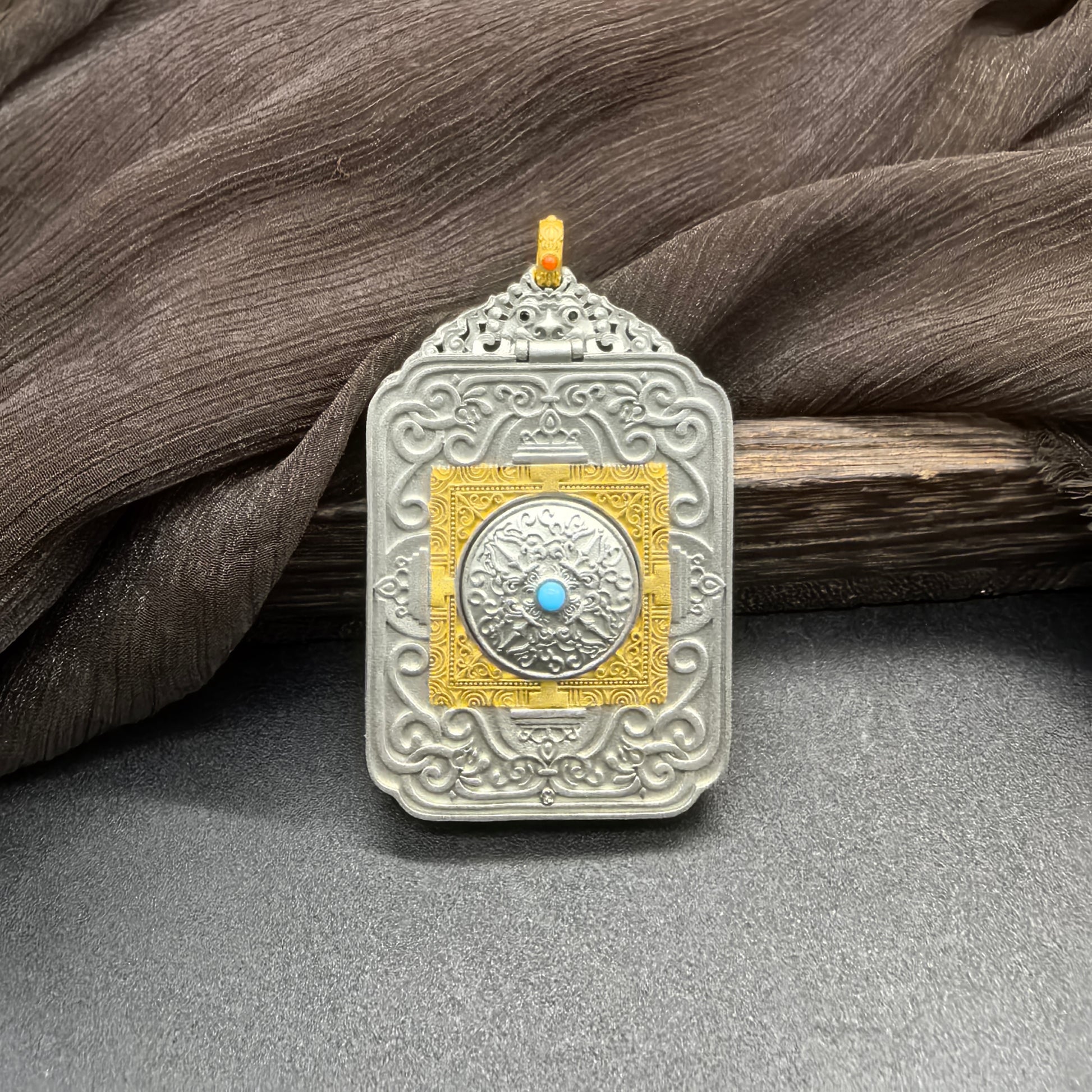  Detailed view of the 925 silver casing for the Shachilama Thangka pendant, symbolising wealth and tradition in Buddhist practice.
