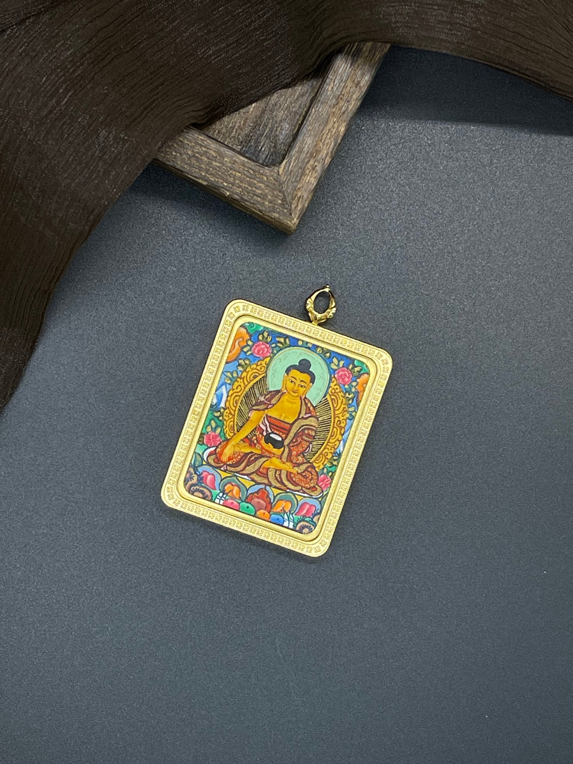  Hand-painted Nepal Shakyamuni Buddha (佛祖) Thangka pendant 3.5x4.5cm with titanium casing featuring the Historical Buddha, representing compassion and the fulfilment of wishes in Buddhist tradition.

