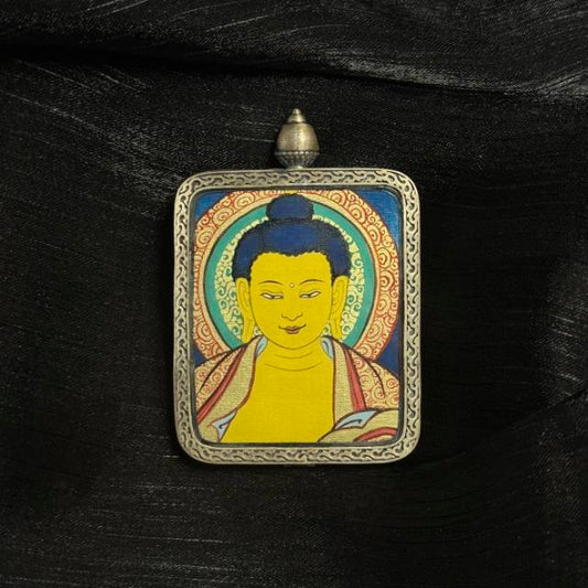  Detailed view of the protective casing for the Shakyamuni Buddha Thangka pendant, symbolising protection and durability in Buddhist tradition.
