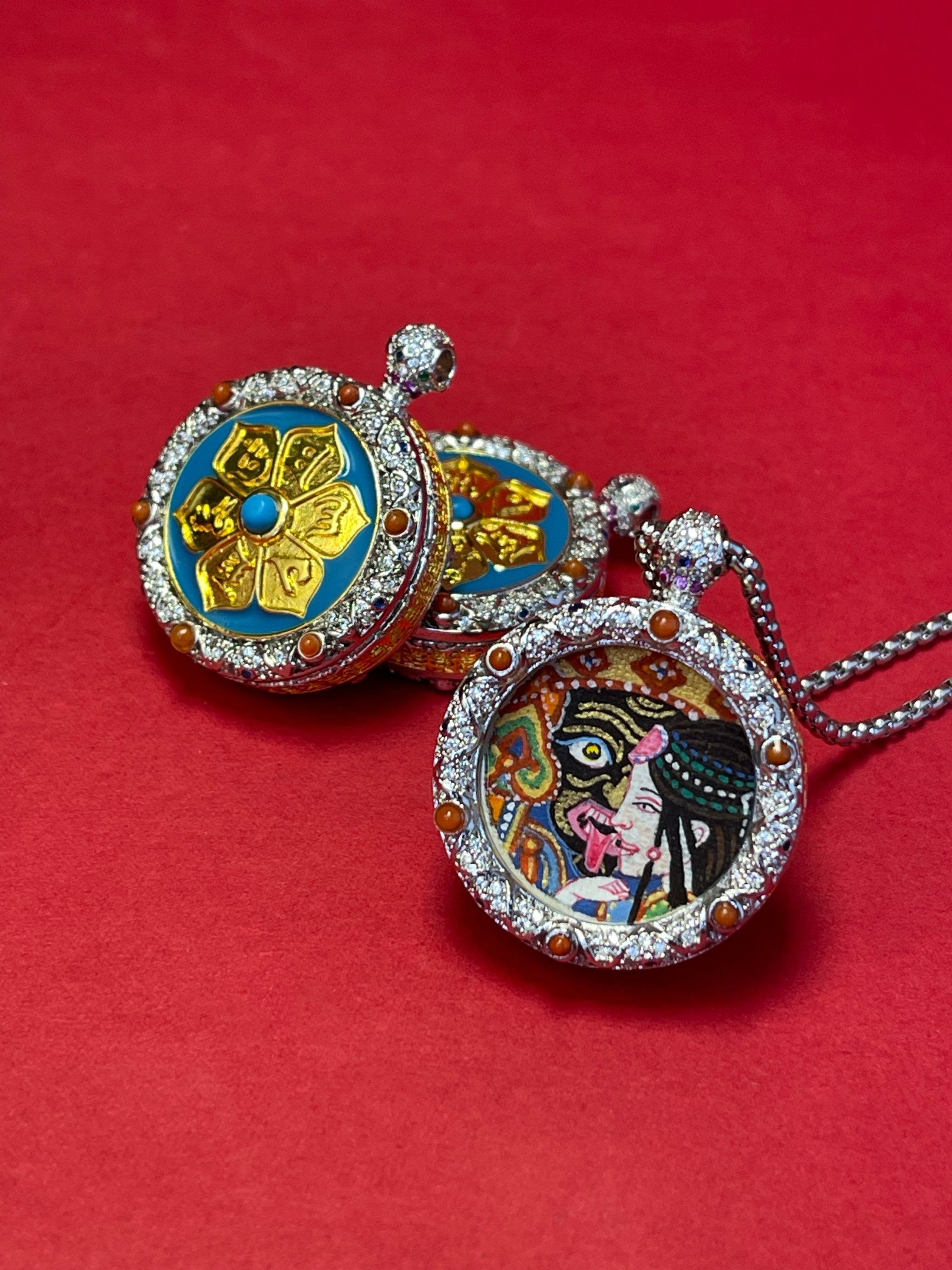  Hand-painted Nepal Shridevi Past Life (扎基拉姆前世) Thangka pendant 2cm with jewellery copper casing featuring the female wealth deity's past life, representing resilience and fortune in Buddhist tradition.

