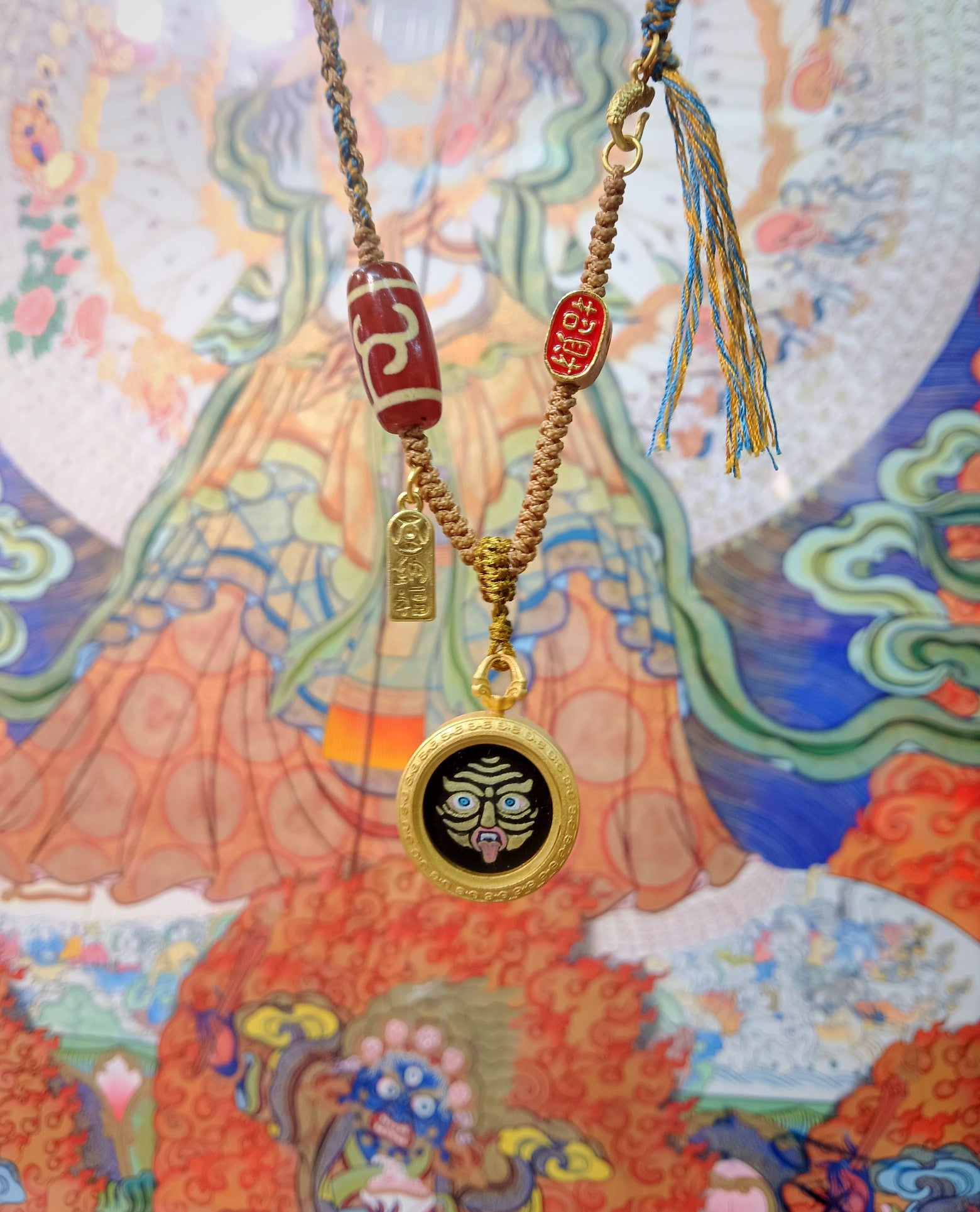  Detailed view of the matte copper casing for the Shridevi Thangka pendant, symbolising fortune and tradition in Buddhist practice.

