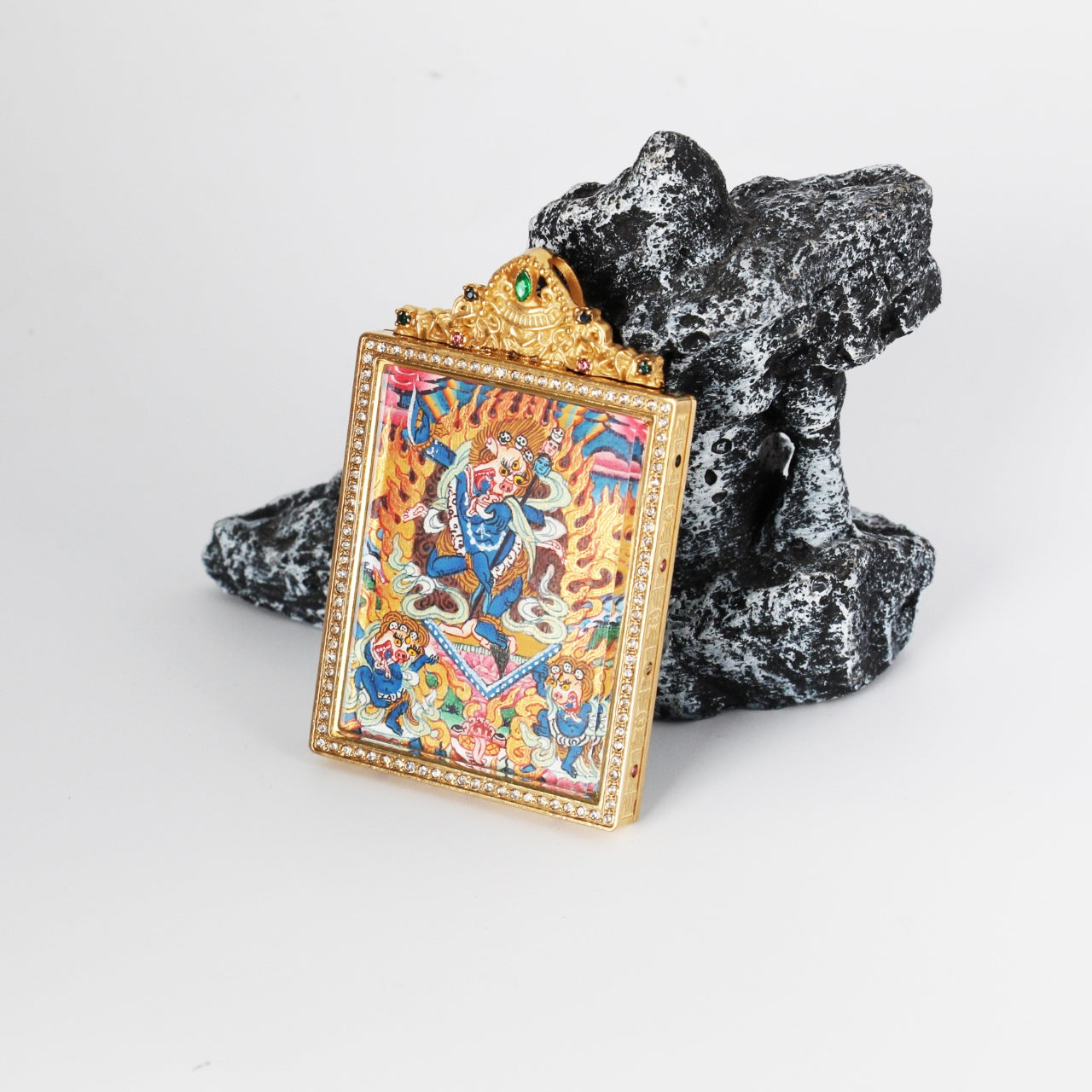  Detailed view of the titanium steel casing for the Simhamukha Thangka pendant, symbolizing protection and elegance in Tibetan Buddhist tradition.

