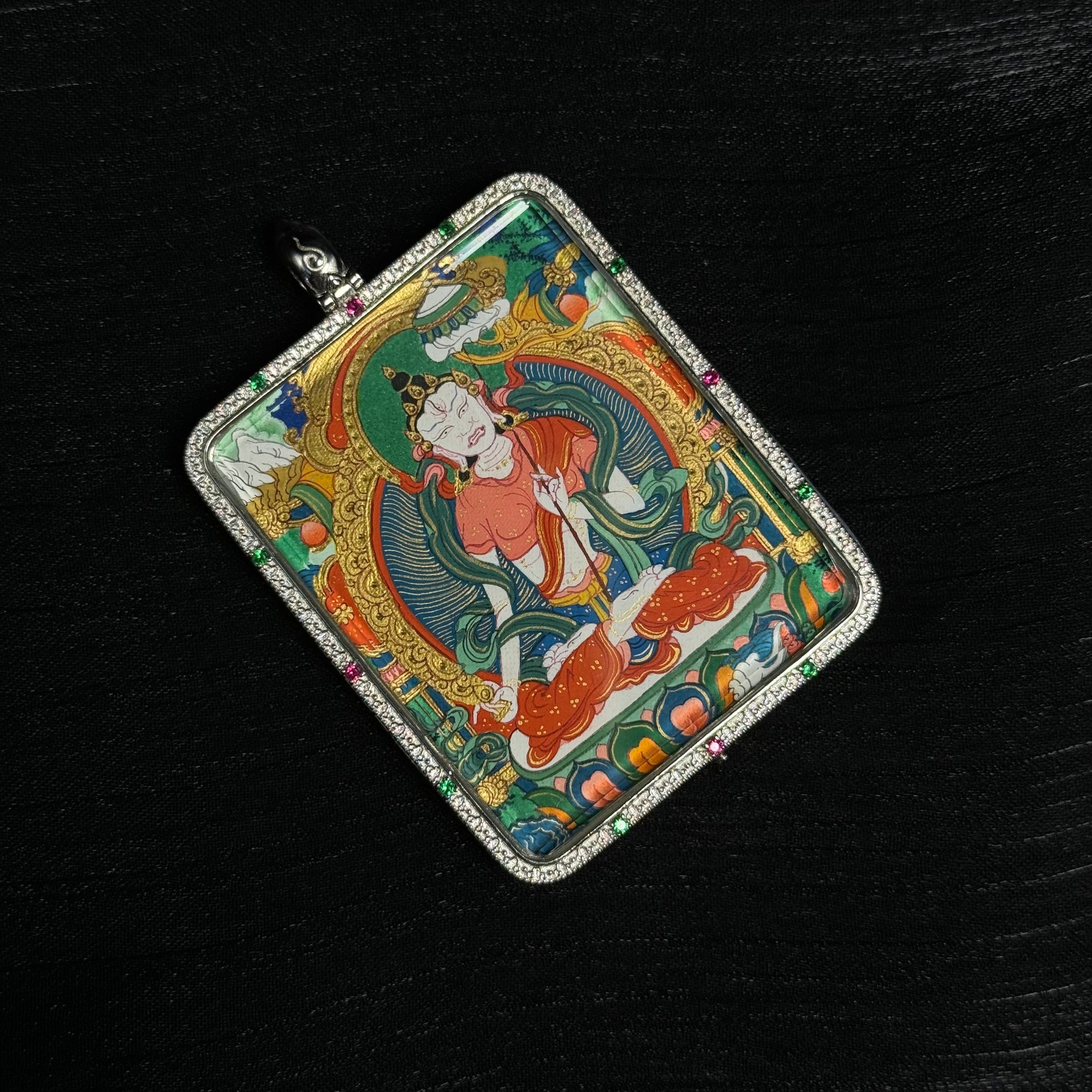  The Tibet Sita Patrika Ushnisha Thangka pendant displayed as a sacred amulet for averting misfortune and bestowing auspiciousness.

