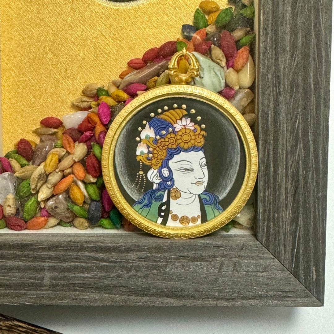  The Original Tibet Card Dunhuang Sudhana Avalokiteshvara Thangka pendant displayed as a sacred amulet for merit and wealth, embodying Tibetan Buddhist tradition.
