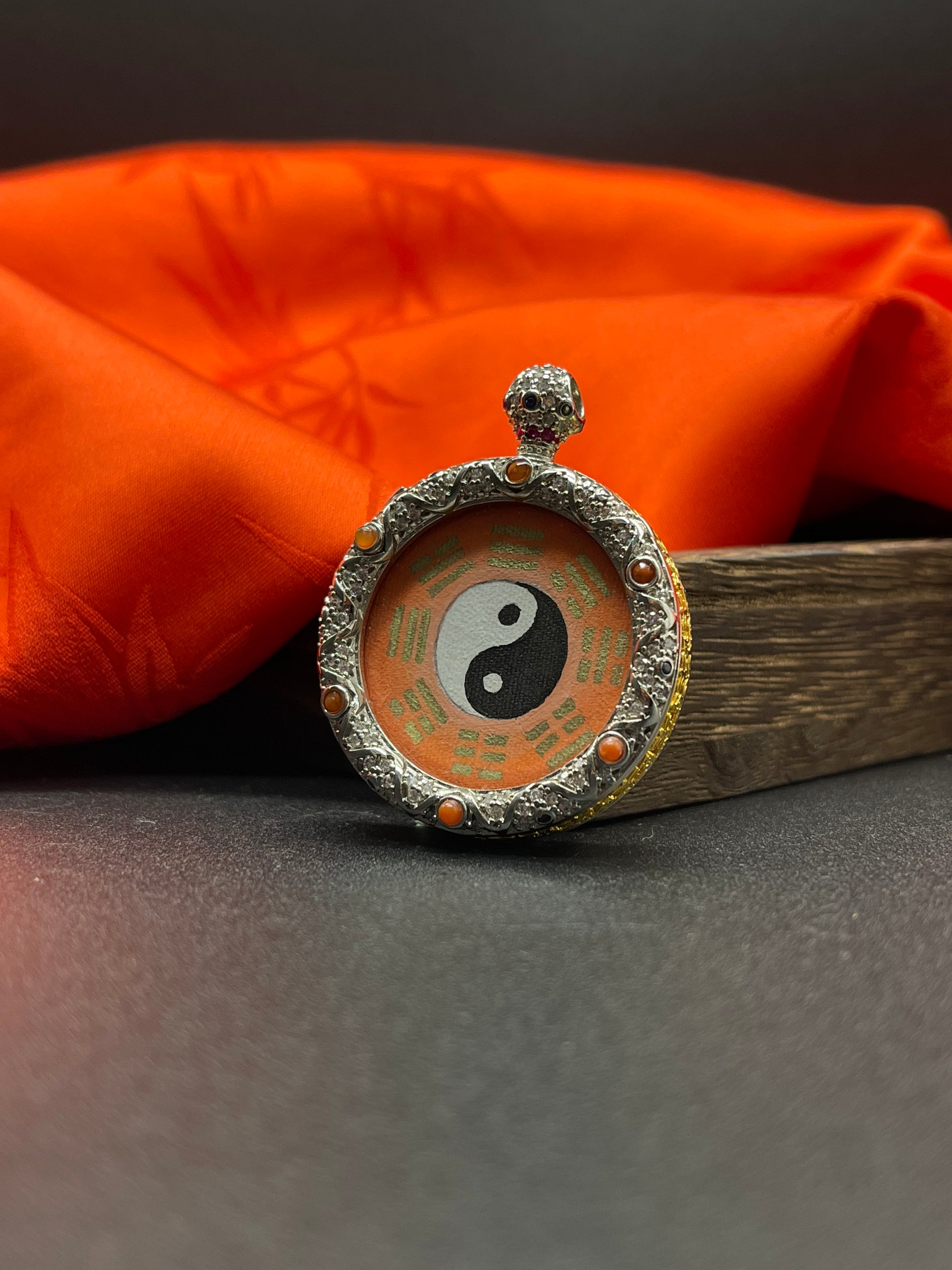  Close-up detail of the Rekong Taiji Bagua pendant showing natural mineral pigments, showcasing the masterful artistry of the hand-painted tradition.

