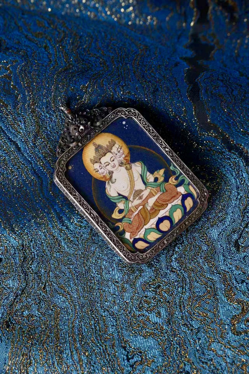 Mahāvairocana thangka pendant representing the cosmic Buddha and the universal truth of Tibetan Buddhist philosophy.