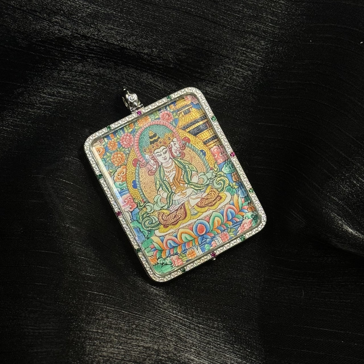  Detailed view of the protective casing with dual-sided card holder for the Vairocana Thangka pendant, symbolising protection and versatility in Buddhist tradition.
