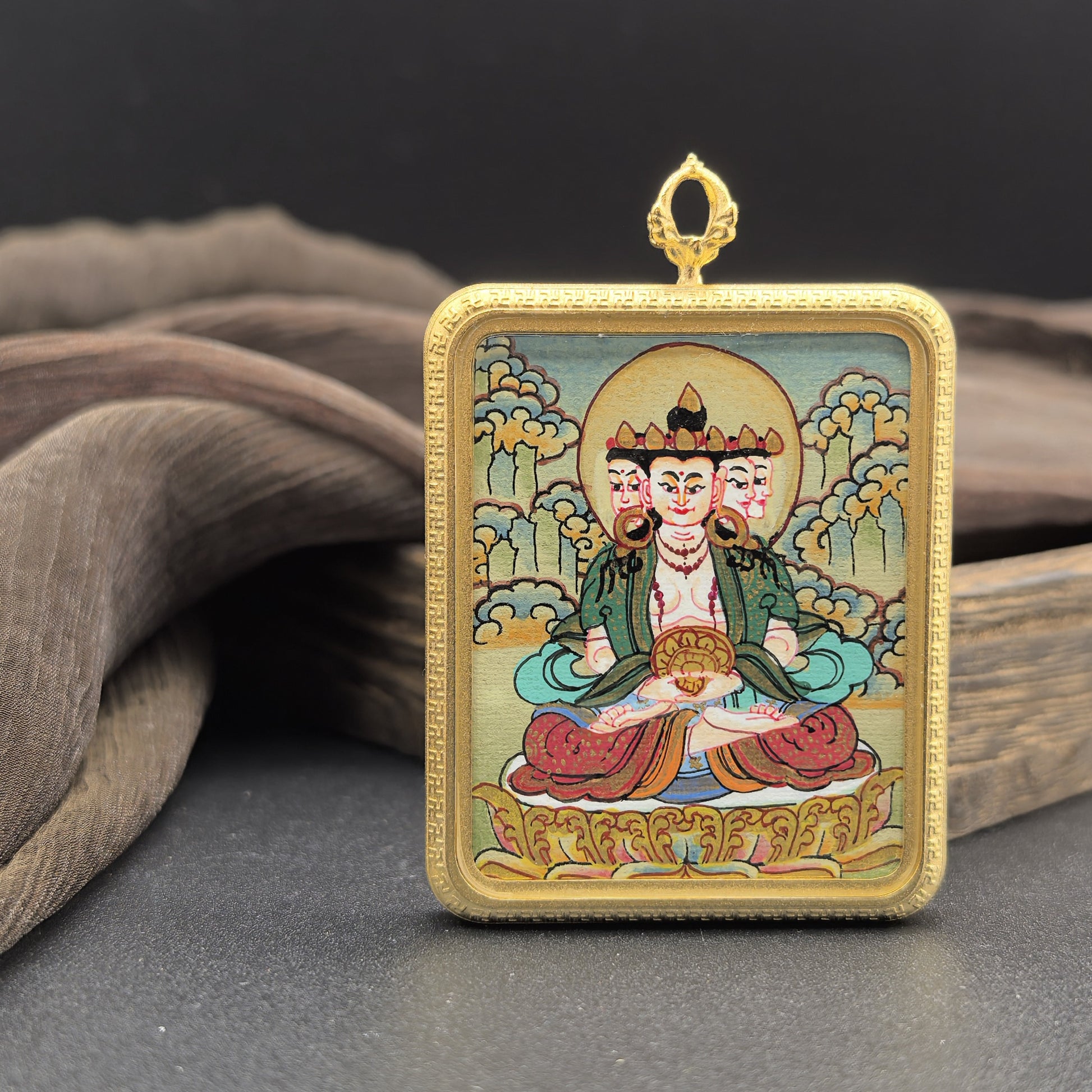  Detailed view of the titanium casing for the Vairocana Thangka pendant, symbolising wisdom and tradition in Buddhist practice.
