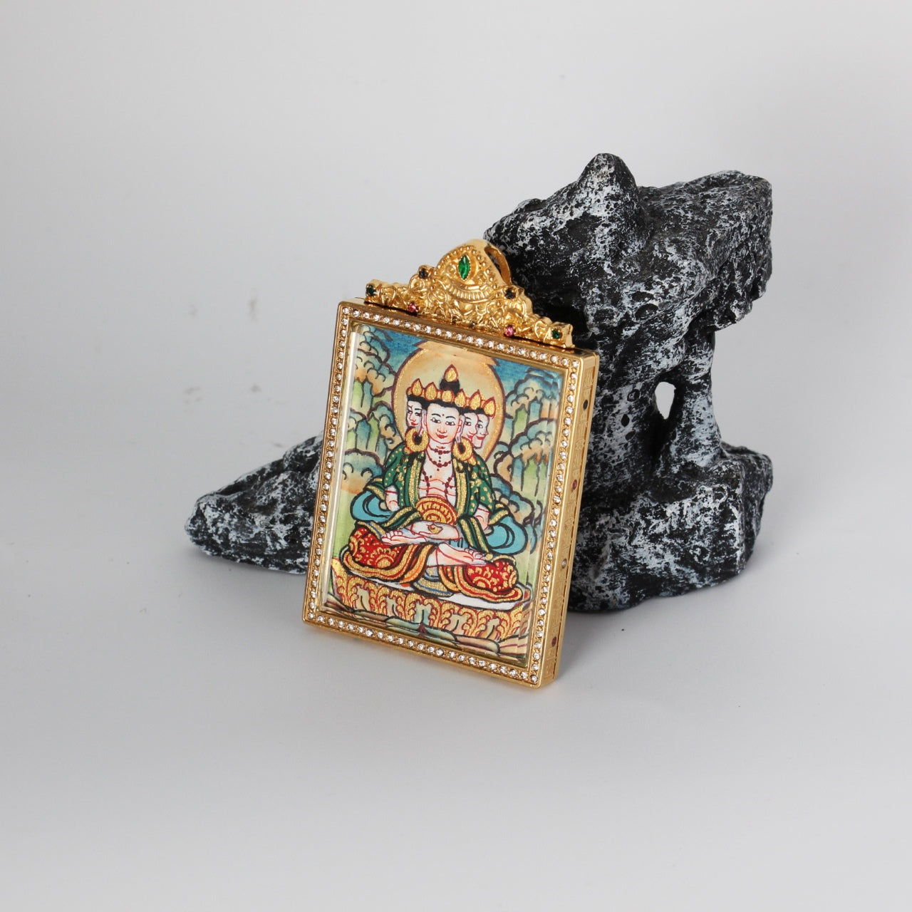  The Nepal Elegant Vairocana Thangka pendant displayed as a sacred amulet for wisdom and illumination, embodying Tibetan Buddhist tradition.

