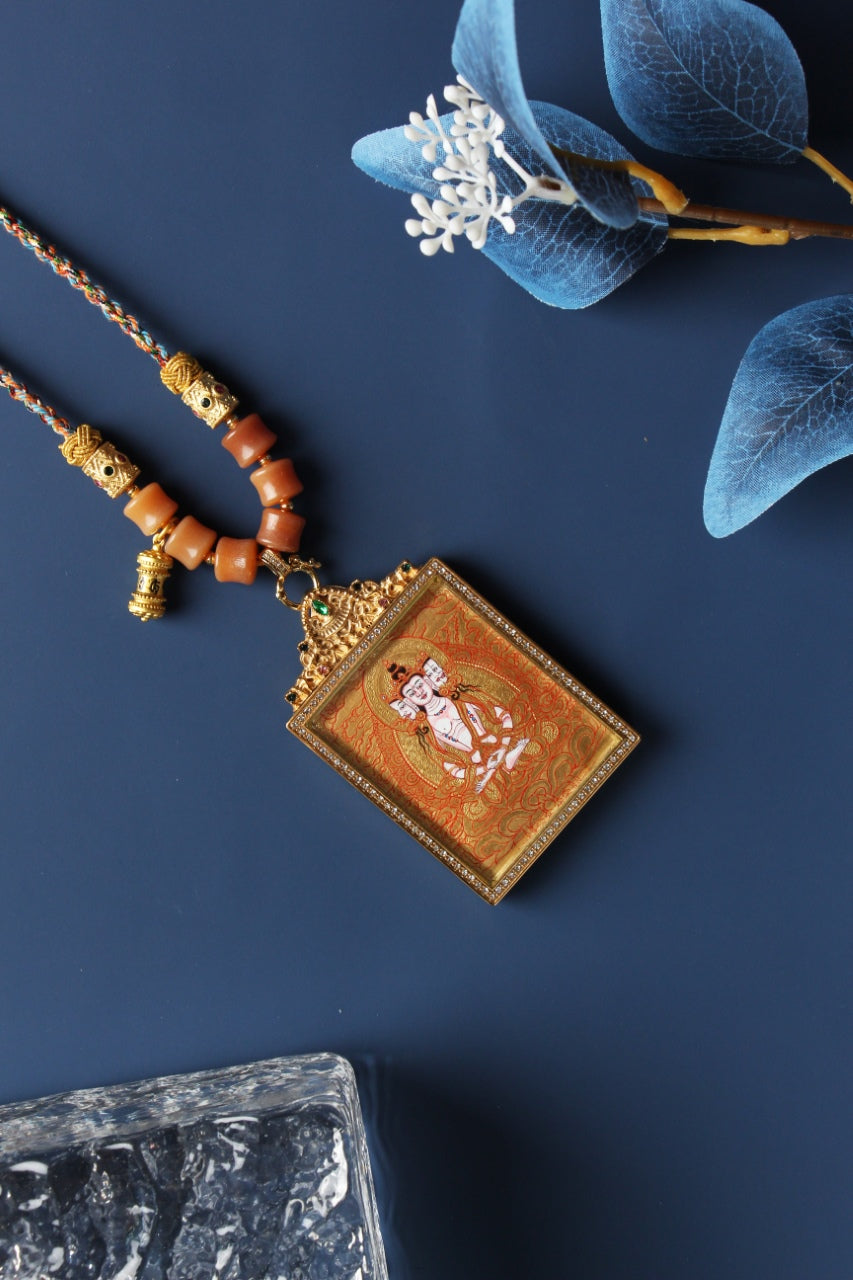  A 4x5cm hand-painted Rebgong Vairocana Buddha Thangka pendant featuring the Buddha of Cosmic Light, encased in titanium steel, representing wisdom and clarity in Tibetan Buddhist tradition.

