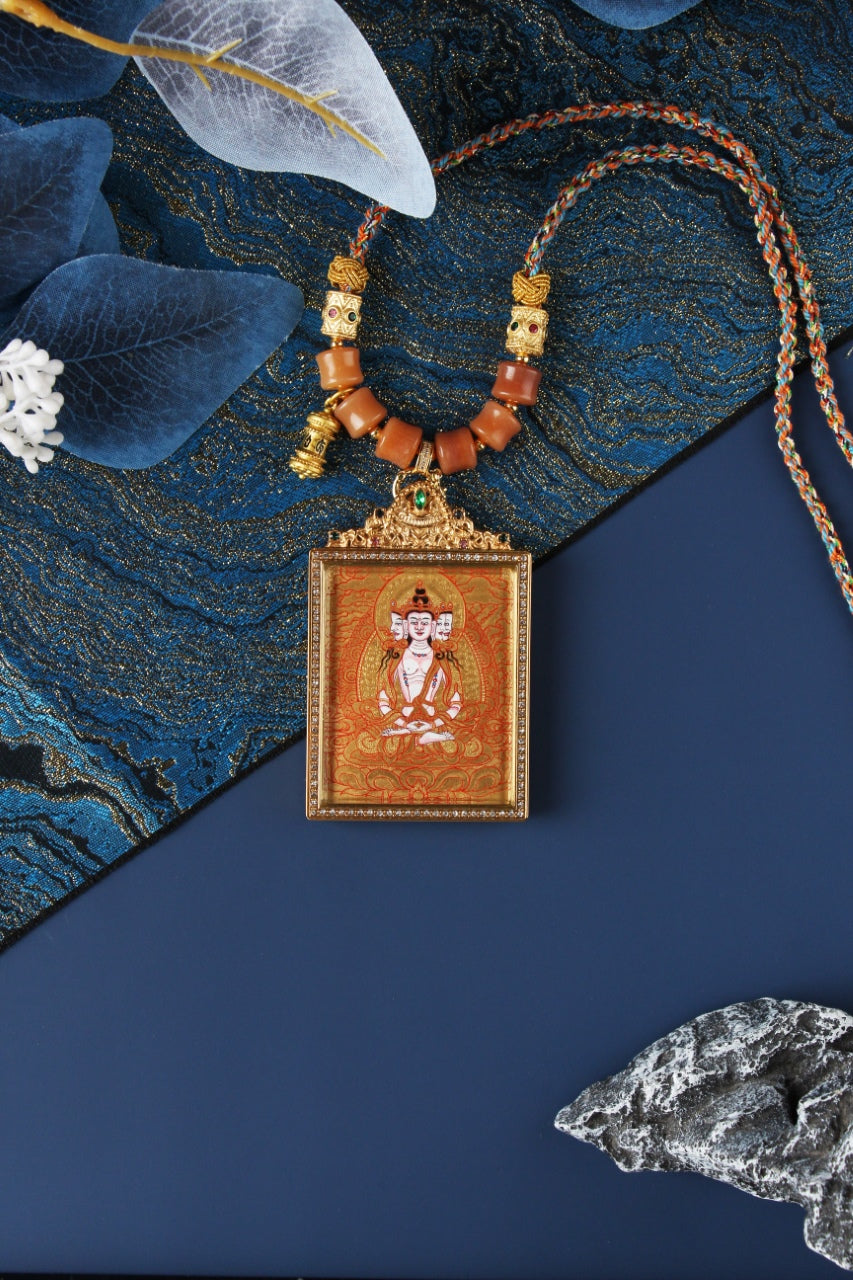  Detailed view of the titanium steel casing for the Vairocana Buddha Thangka pendant, symbolizing protection and elegance in Tibetan Buddhist tradition.

