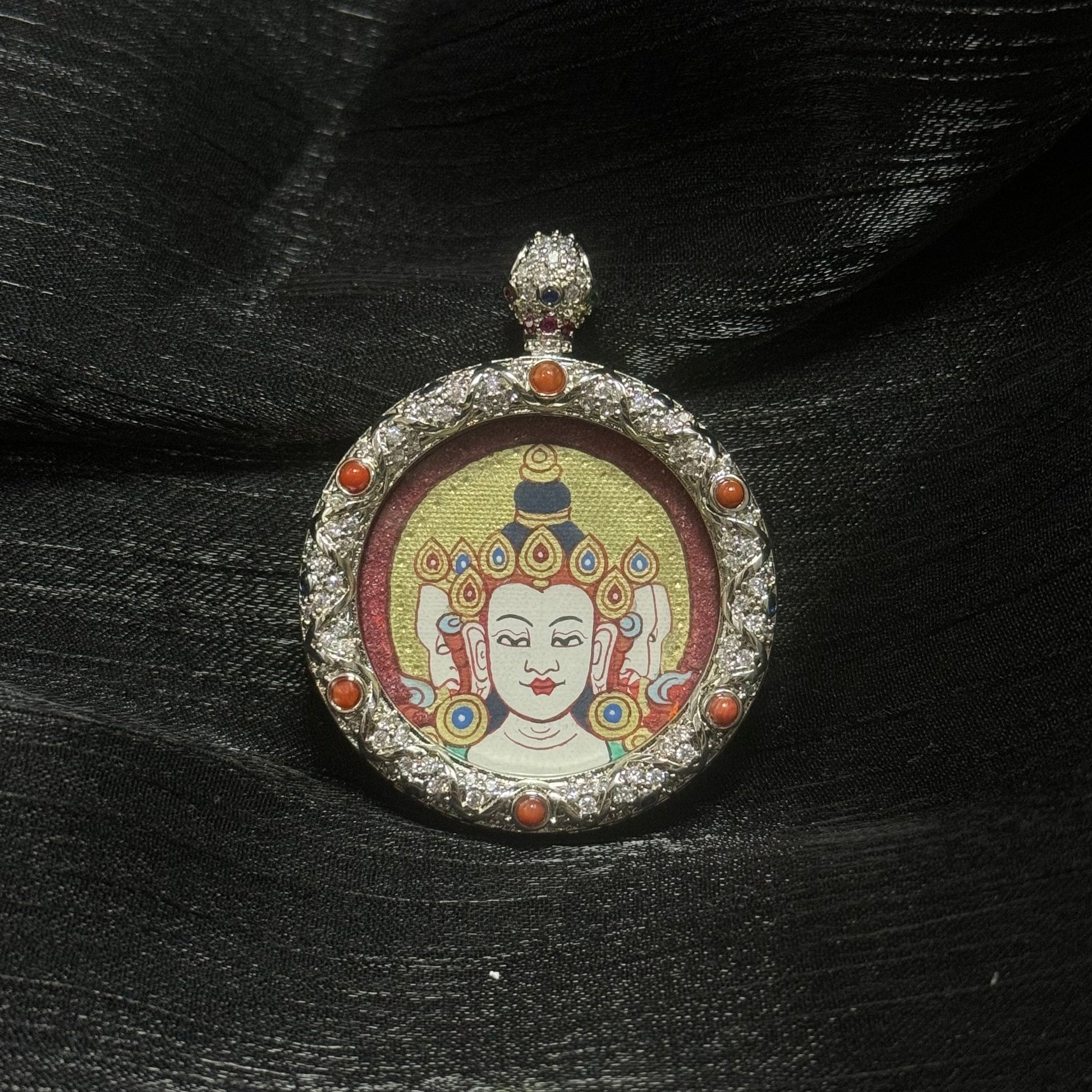  Detailed view of the jewellery copper casing for the Vairocana Buddha Head Thangka pendant, symbolising protection and tradition in Buddhist practice.
