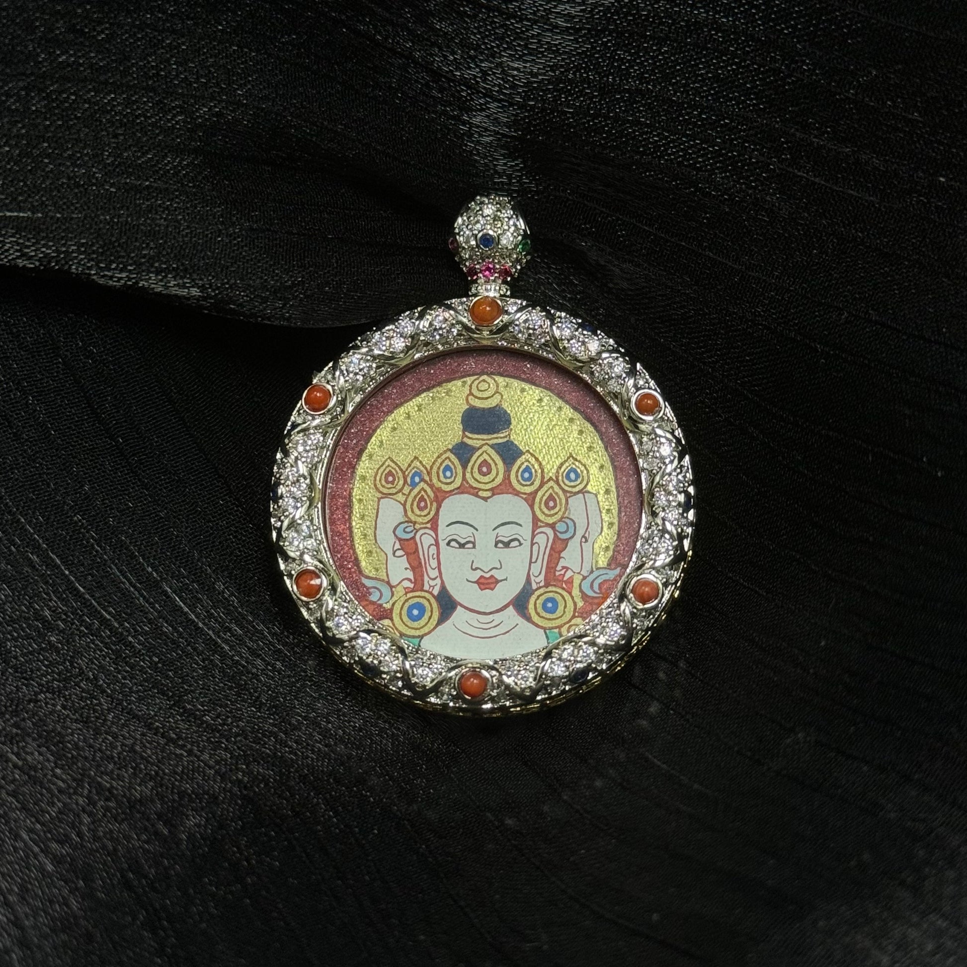  The Rekong Red-Gold Vairocana Buddha Head Thangka pendant displayed as a sacred amulet for illuminating wisdom and success, embodying Buddhist tradition.

