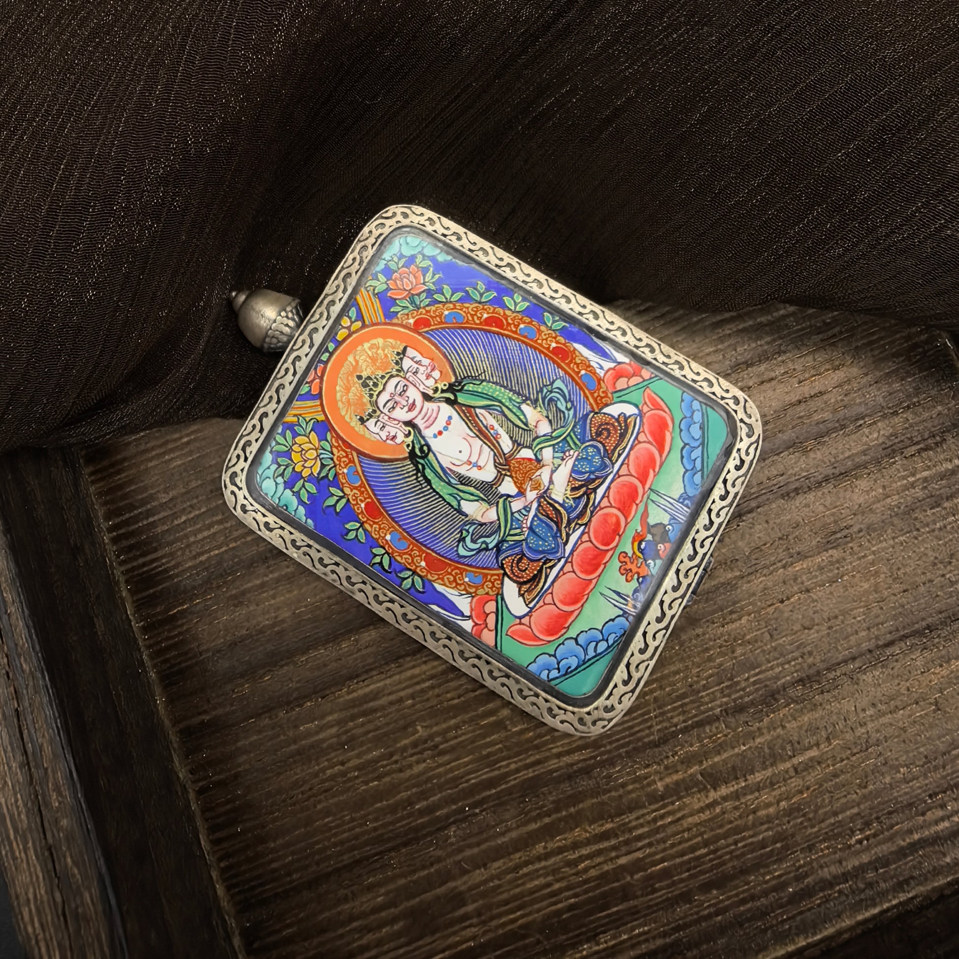  Detailed view of the 925 silver casing with certificate gift box and braided cord for the Vairocana Thangka pendant, symbolising illumination and tradition in Buddhist practice.
